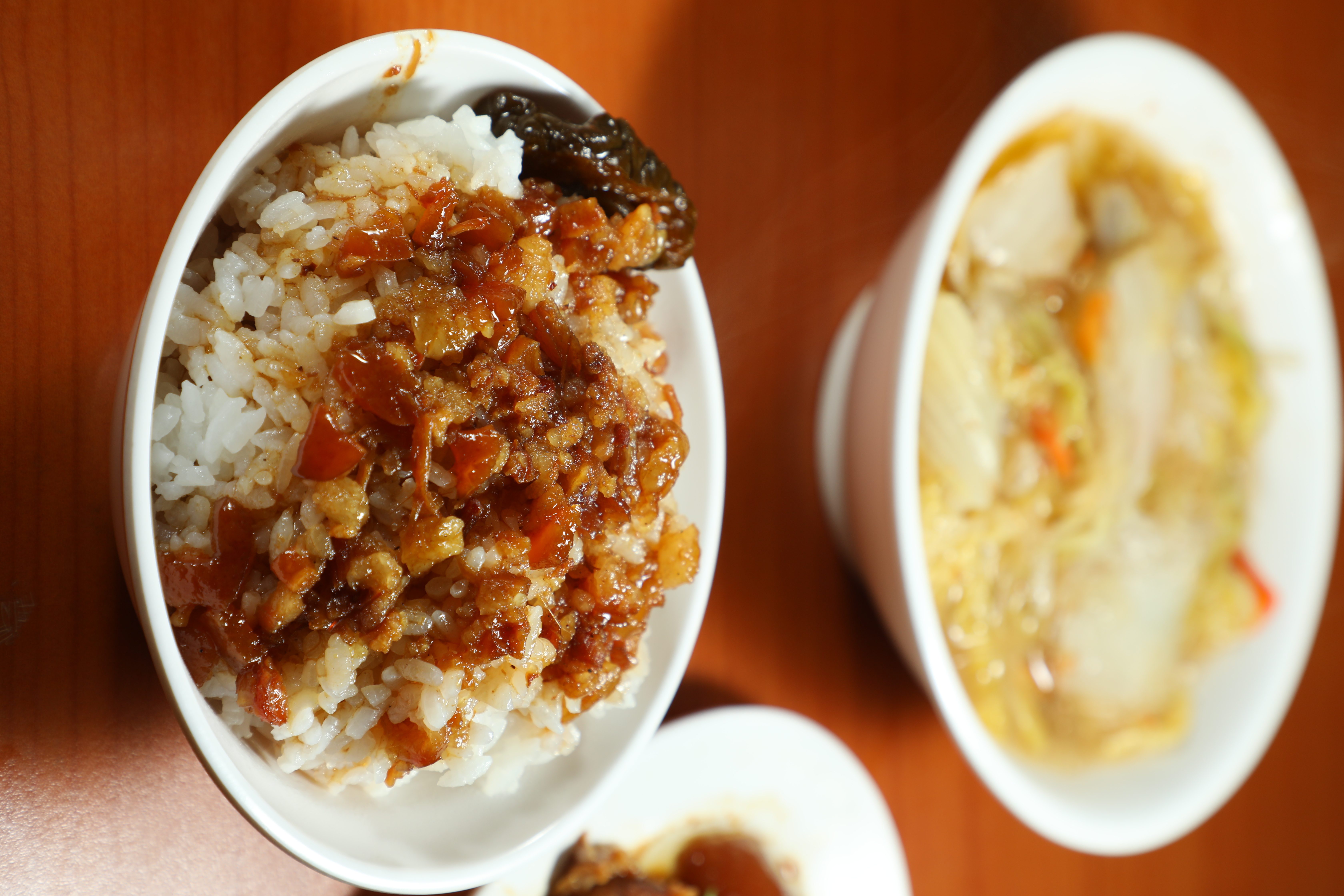 黃記魯肉飯的「滷肉飯」(前,30元/小碗),肥瘦比約8:2,兼具黏嘴膠質和肉香,米飯較乾鬆;「滷白菜」(後,50元╱份)很有辦桌菜的fu。
