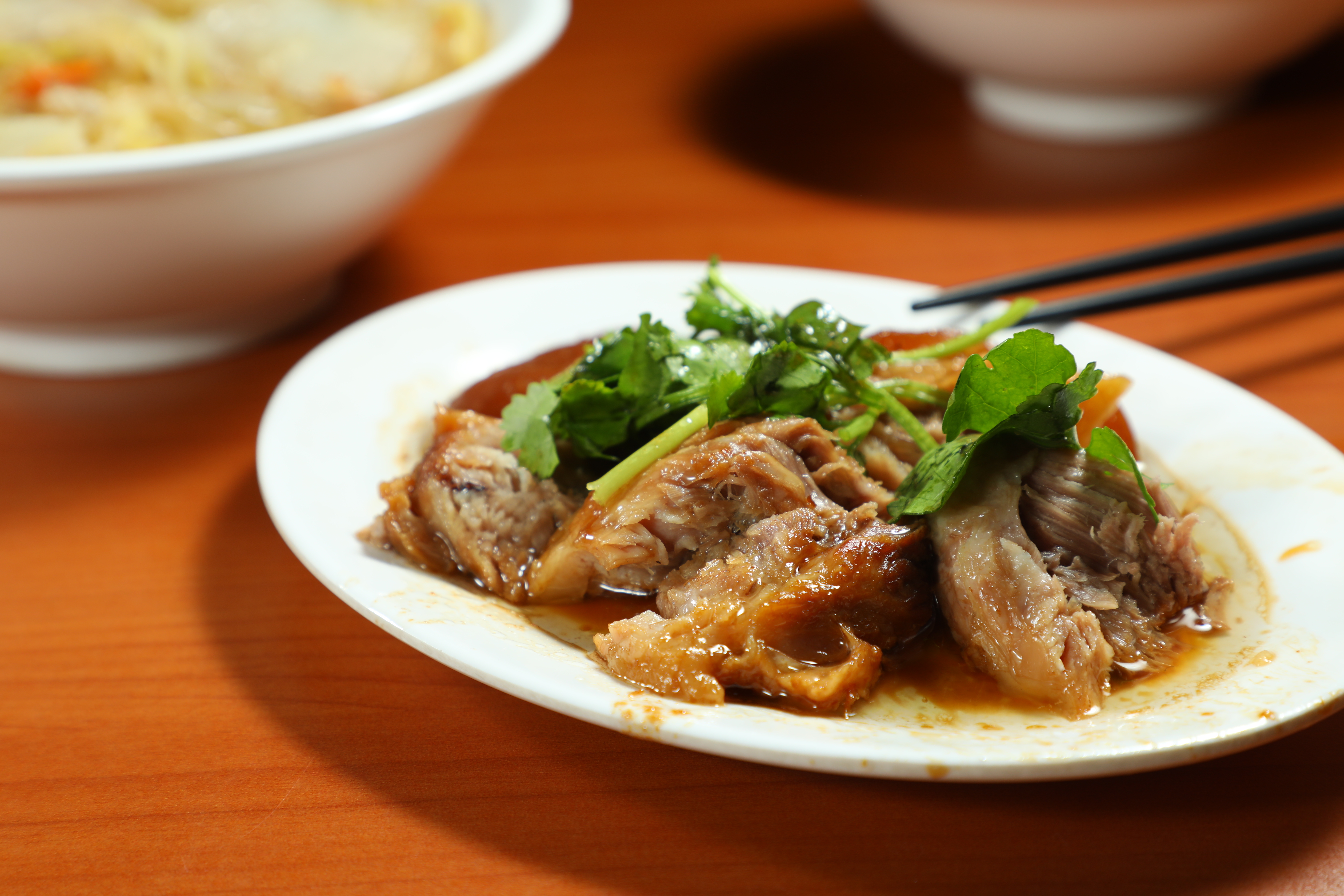 「蹄膀肉」皮Q有嚼感,肉質鹹香入味,配滷肉飯吃更油潤滿足。(70元/小份)