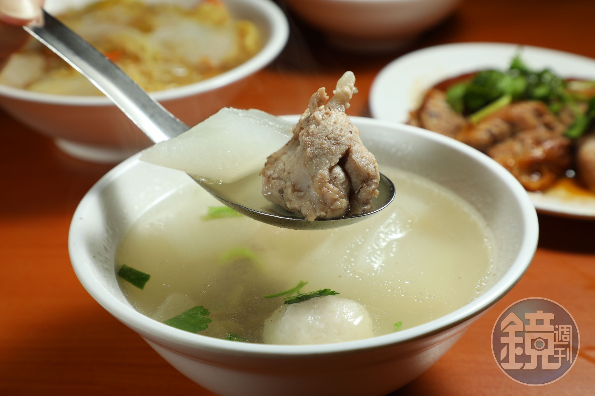「蘿蔔排骨湯」很有家常味,湯頭清澈甘甜、沒有味素感,可惜排骨肉偏乾柴。(50元/碗)