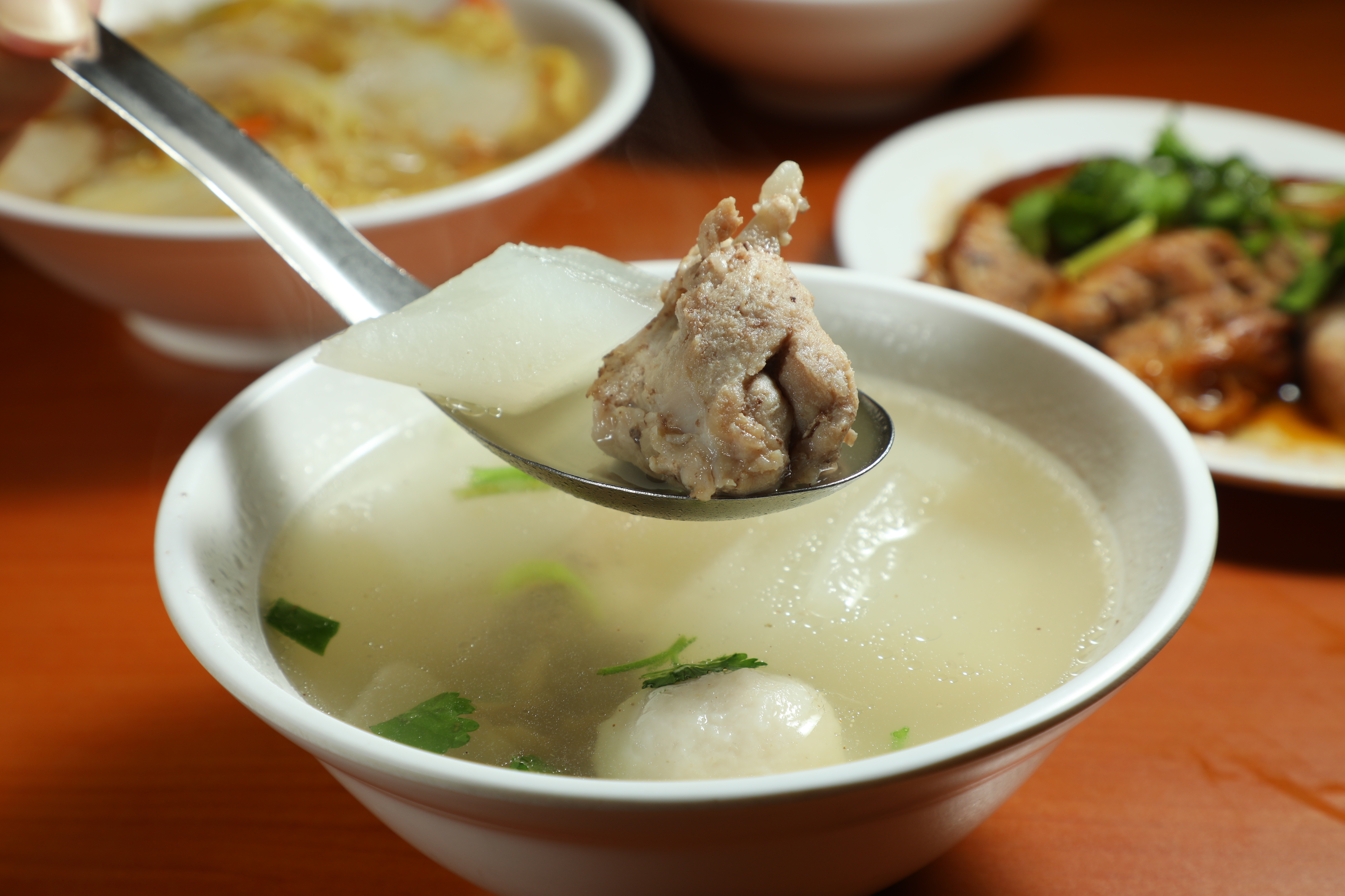 「蘿蔔排骨湯」很有家常味,湯頭清澈甘甜、沒有味素感,可惜排骨肉偏乾柴。(50元/碗)