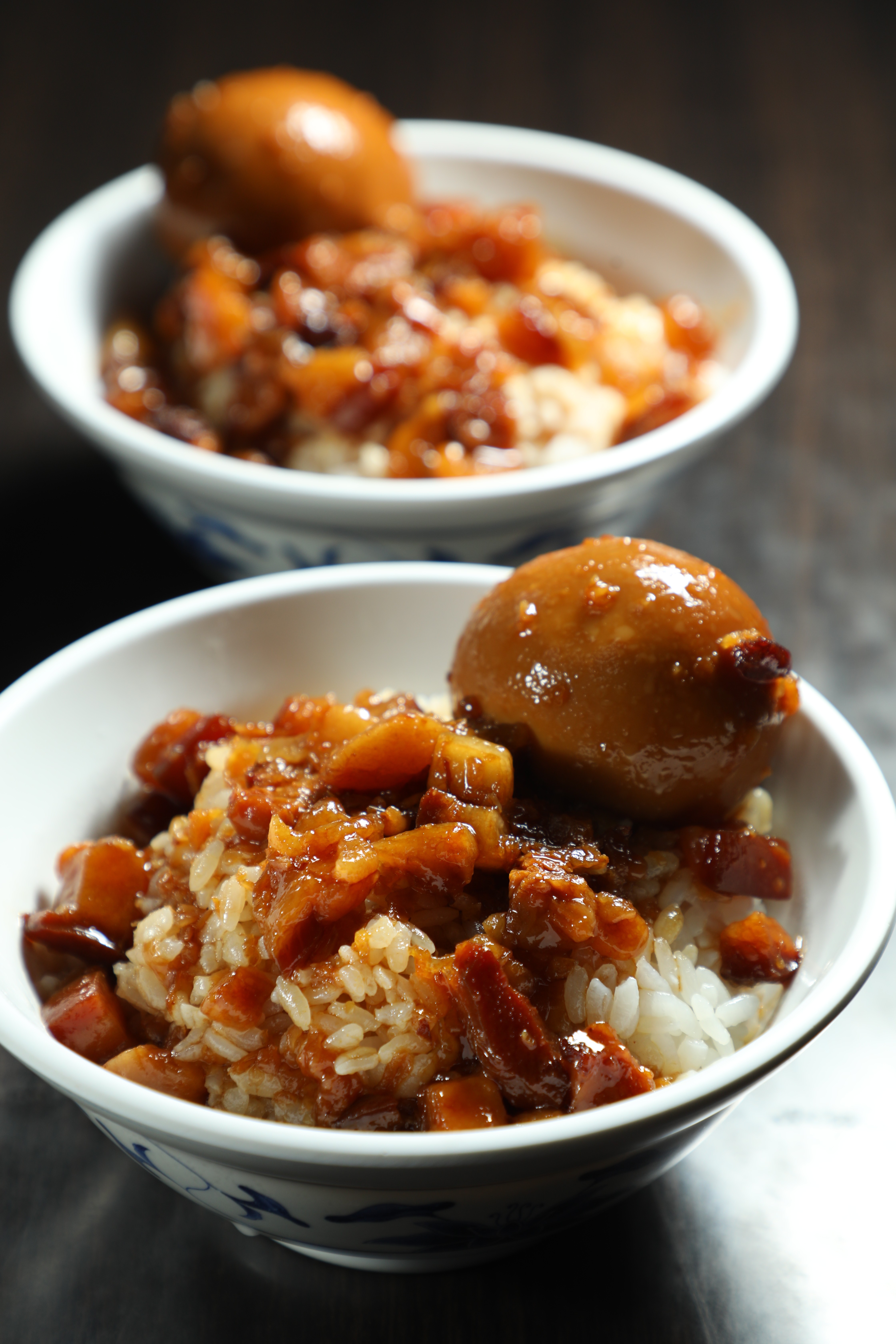「滷肉飯」(30元/小碗)肉丁肥潤不膩,滷汁鹹中帶甘,米飯飽實不爛;「滷蛋」(15元/顆)蛋白入味,蛋黃濕潤不乾。
