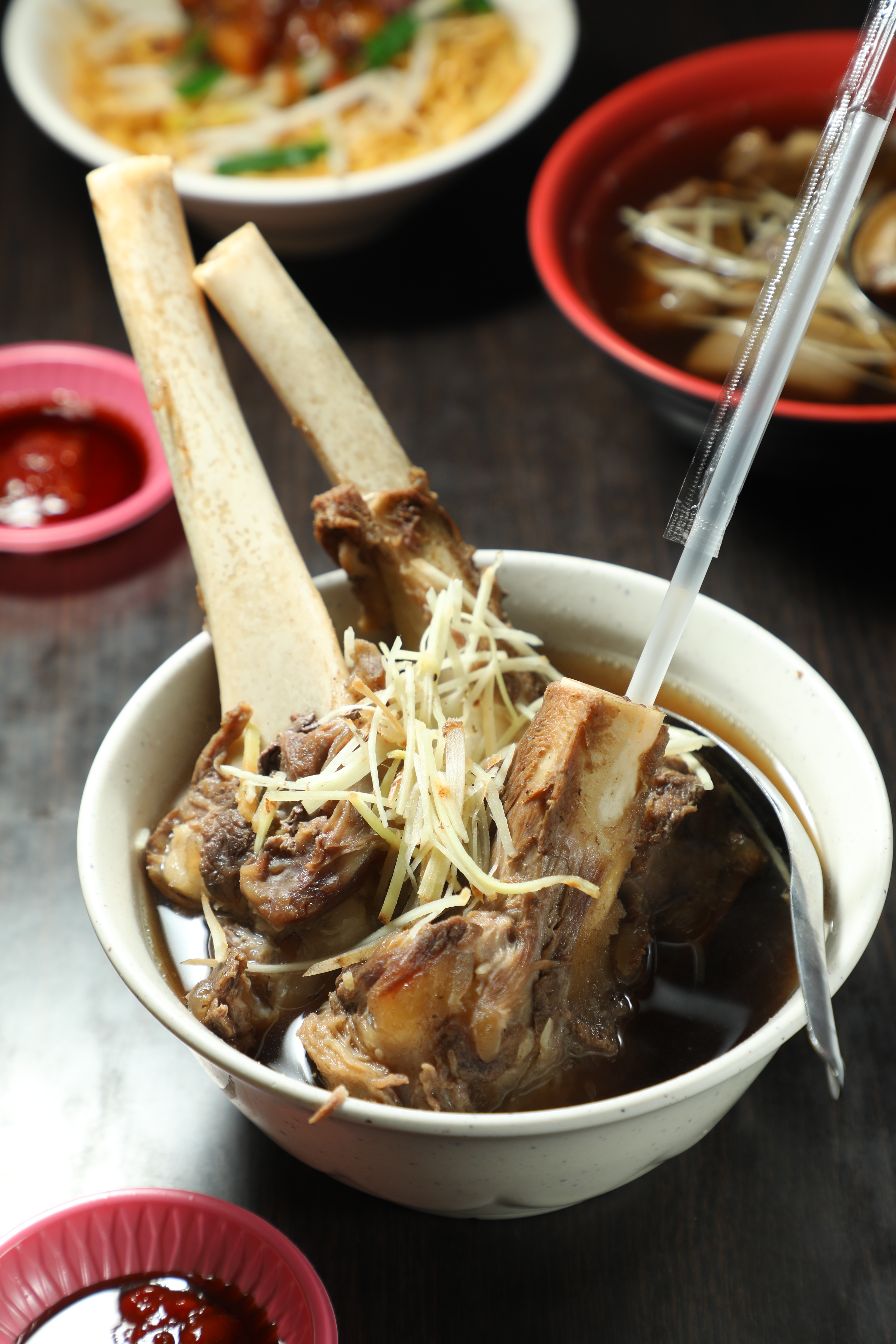 「羊腳筋湯」骨邊肉細嫩,附著軟彈腳筋,可用吸管吸吮骨髓,口感像 布丁,沒有可怕臊味。(160元/碗)