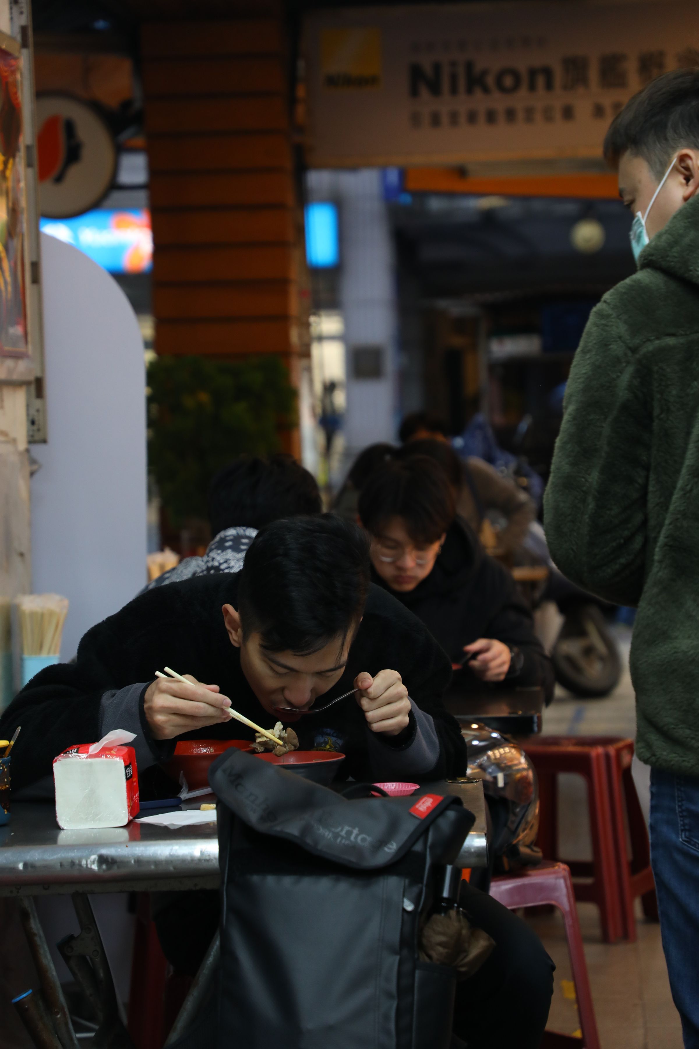 羊肉湯喝不過癮,還可免費續湯。