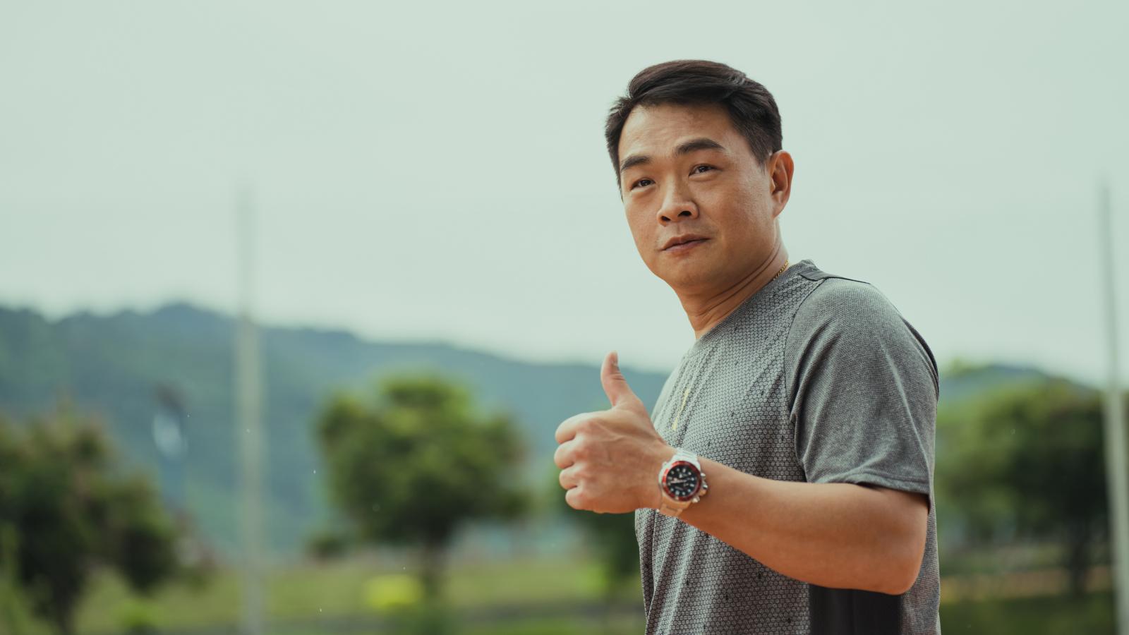 前兄弟象球星「恰恰」彭政閔在《做工的人 電影版》客串演出棒球教練，製造了驚喜。（大慕影藝、華映娛樂提供）