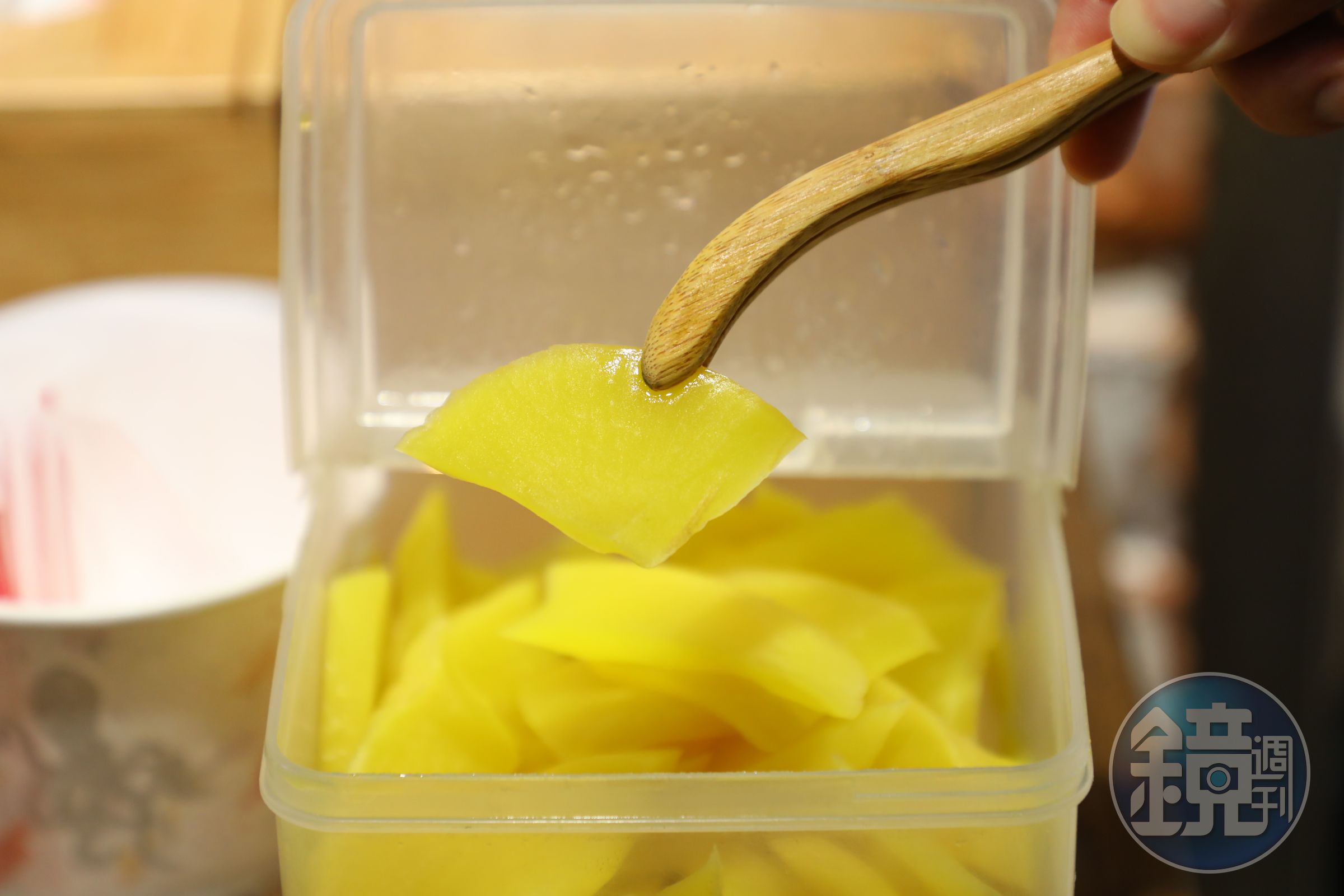 自助區有醃黃蘿蔔片讓客人夾取配飯。