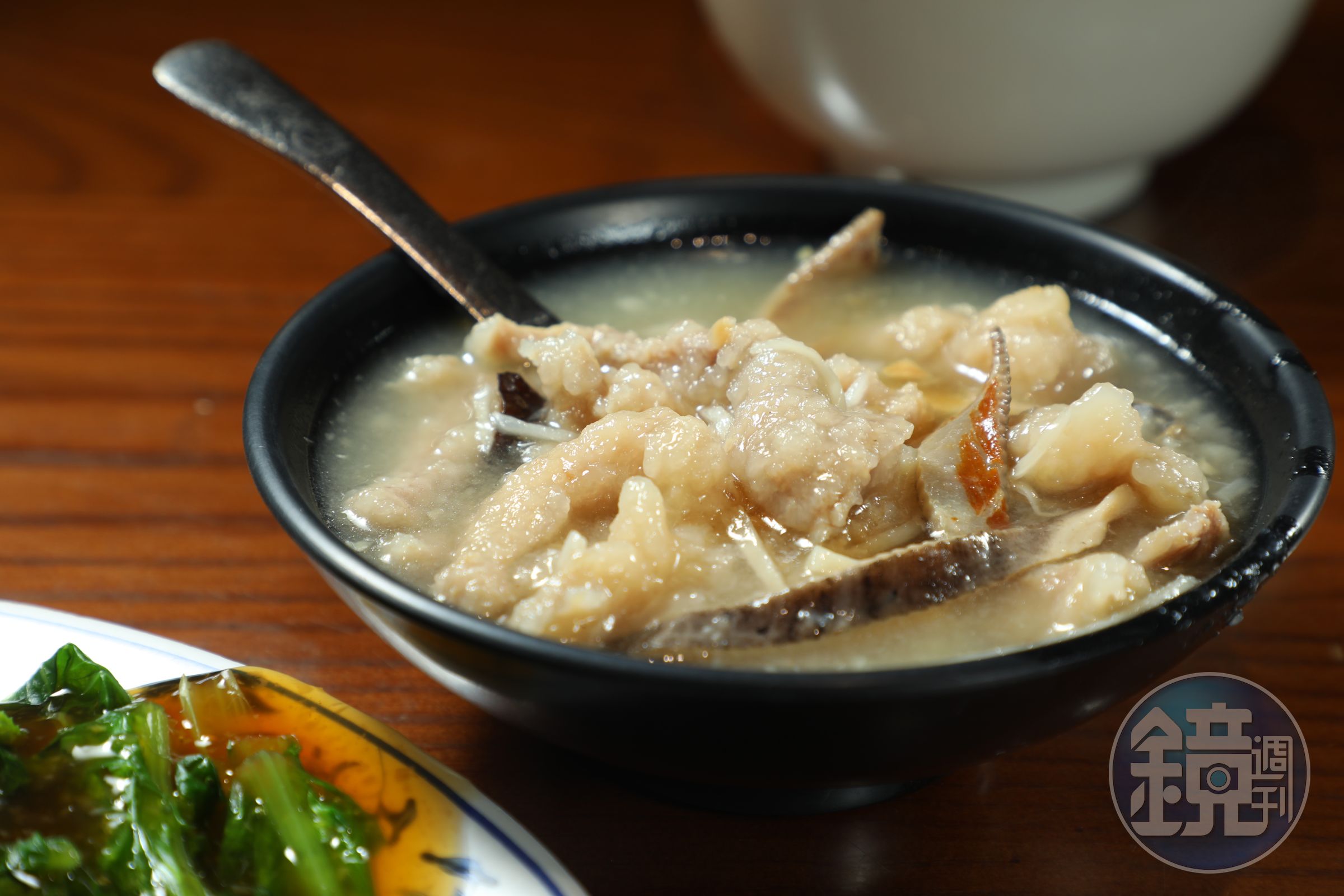 「魚翅肉羹」湯頭有辦桌羹湯的古早味,喝得到蒜酥的香氣,肉羹鮮嫩甜美。(60元/小碗)