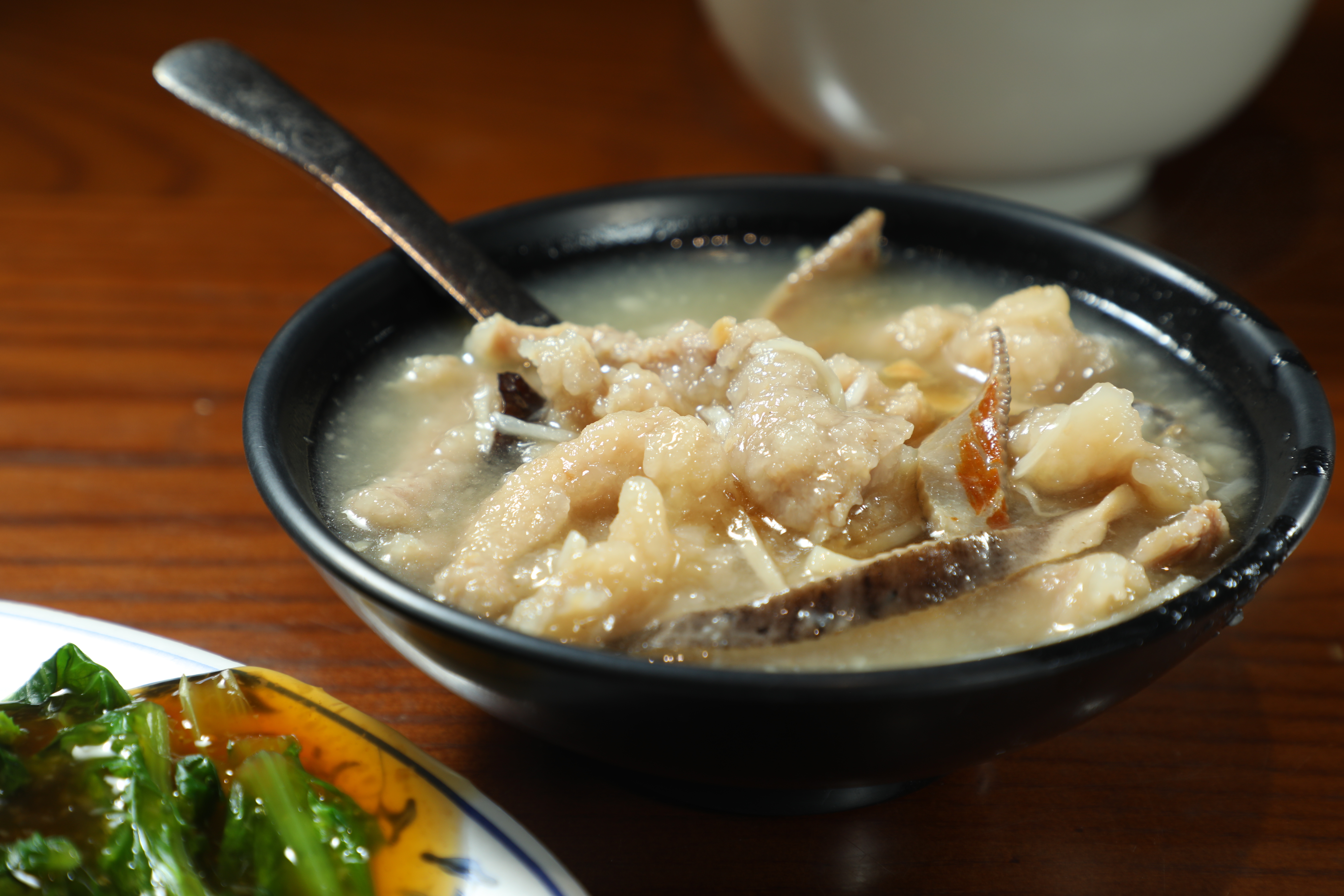 「魚翅肉羹」湯頭有辦桌羹湯的古早味,喝得到蒜酥的香氣,肉羹鮮嫩甜美。(60元/小碗)