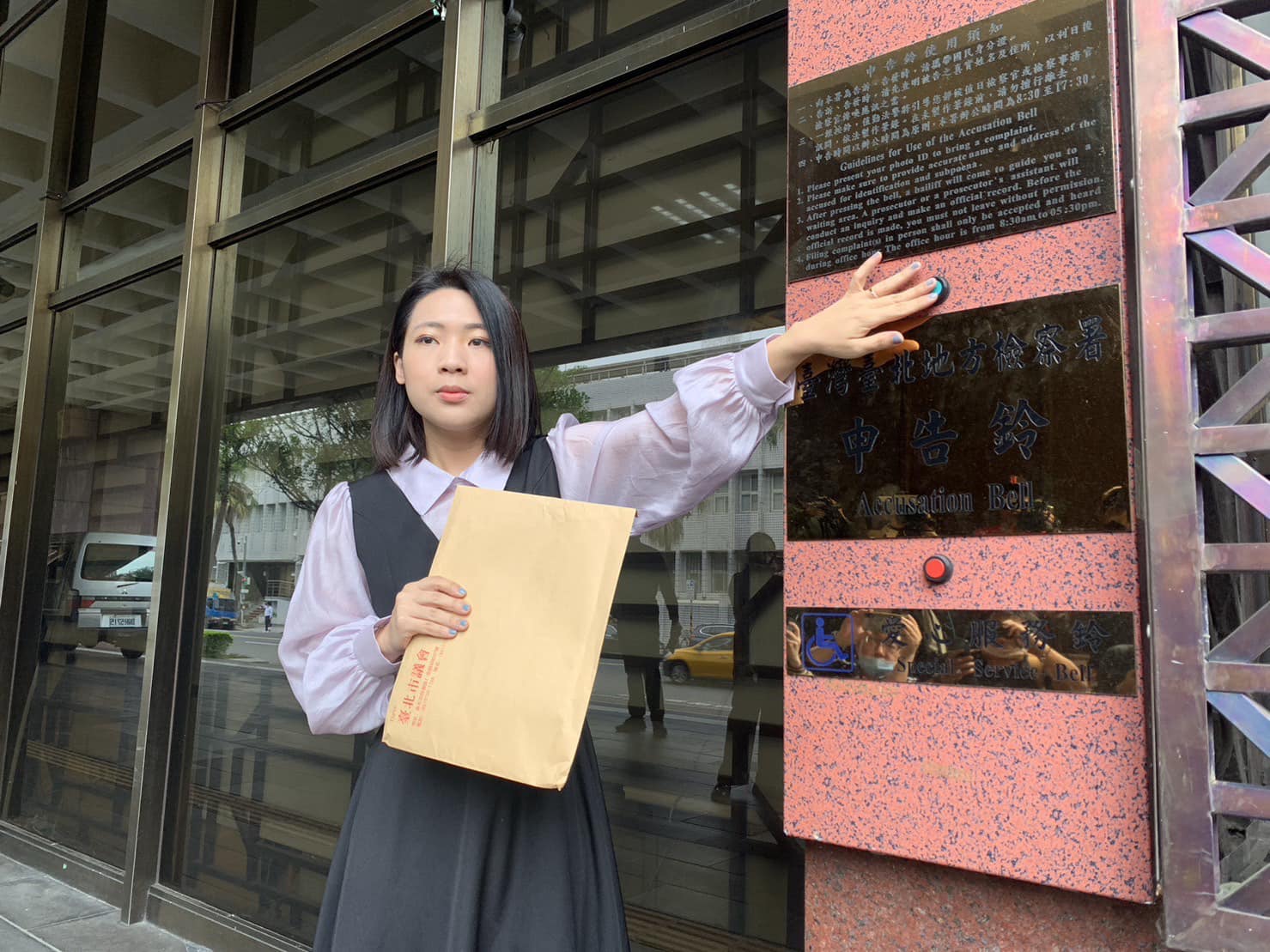 徐巧芯今到台北地檢署，按鈴告發農委會主委陳吉仲進口雞蛋卻涉嫌圖利特別廠商。（翻攝自徐巧芯臉書）