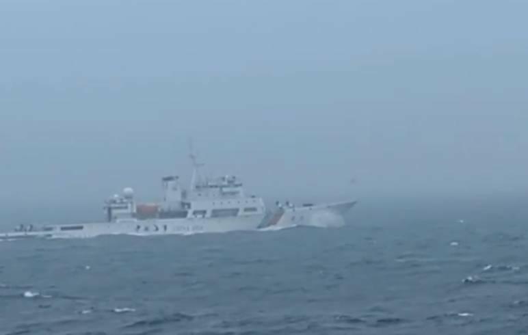海巡署新竹艦在海峽中線附近監控中國海巡06，目視距離約0.5海哩。（海委會提供）