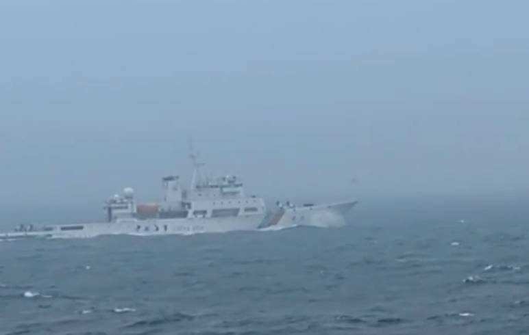 海巡署新竹艦在海峽中線附近監控中國海巡06，目視距離約0.5海哩。（海委會提供）