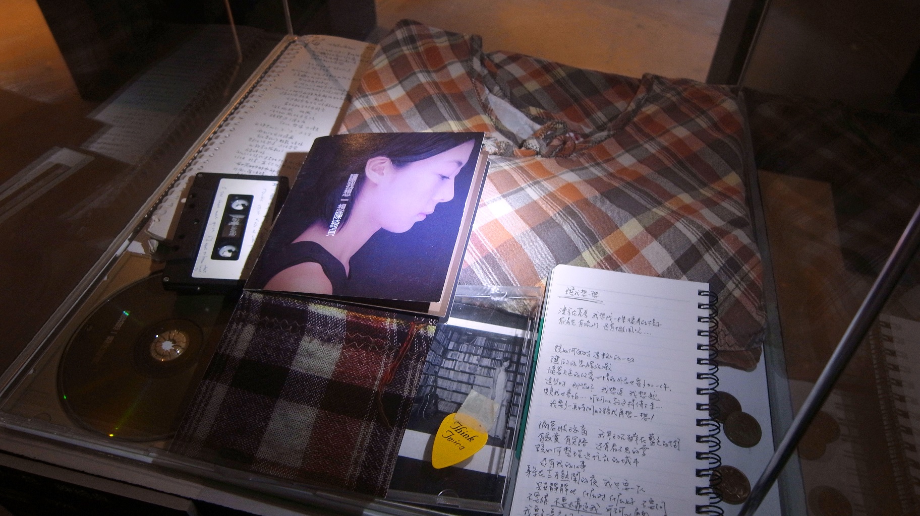 陳綺貞第一張專輯《讓我想一想》內頁底紋是蕭青陽太太孕婦裝圖案。（蕭青陽工作室提供）