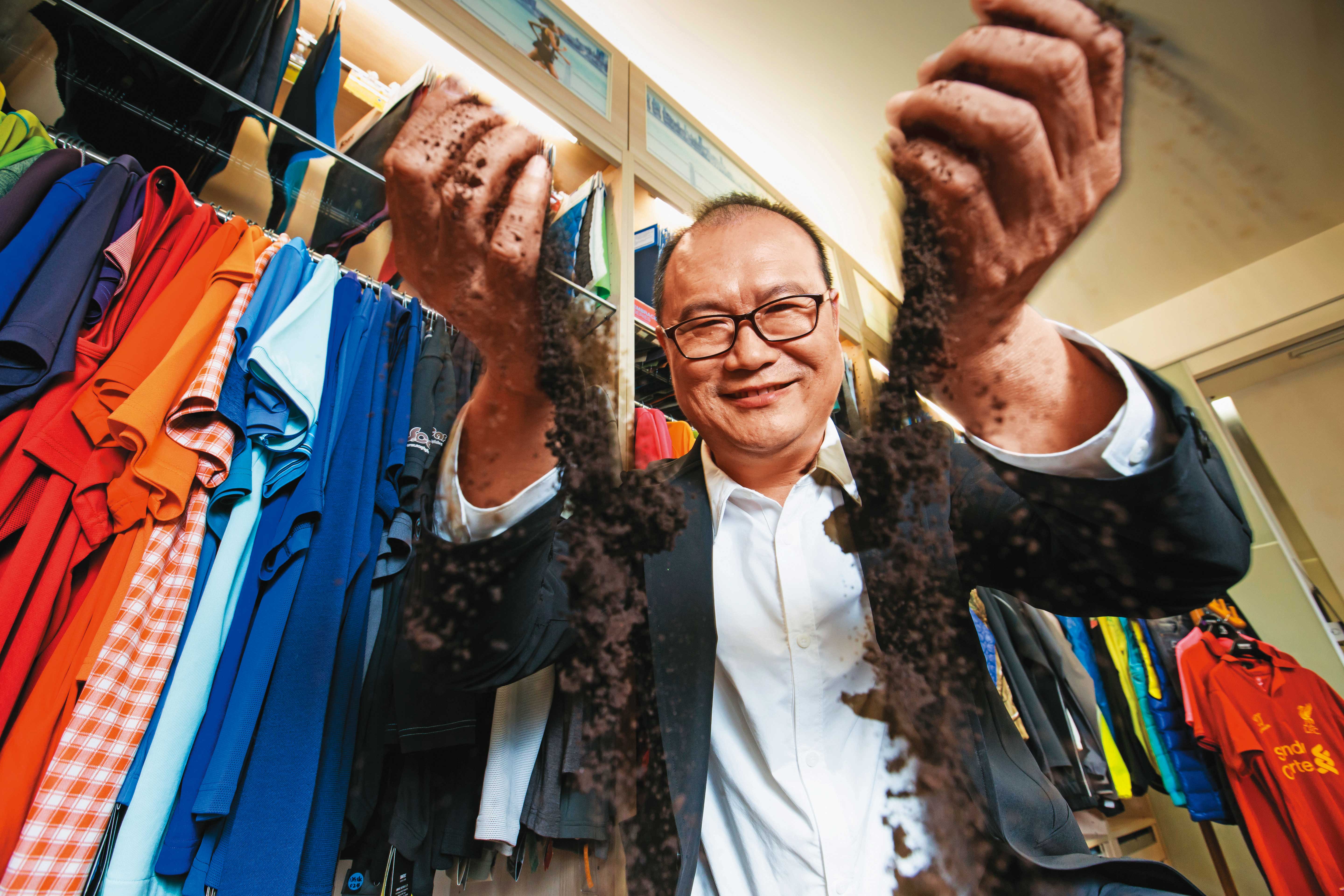 興采董事長陳國欽大膽以咖啡渣做為原料，成功開發出環保機能性布料，另闢新藍海。