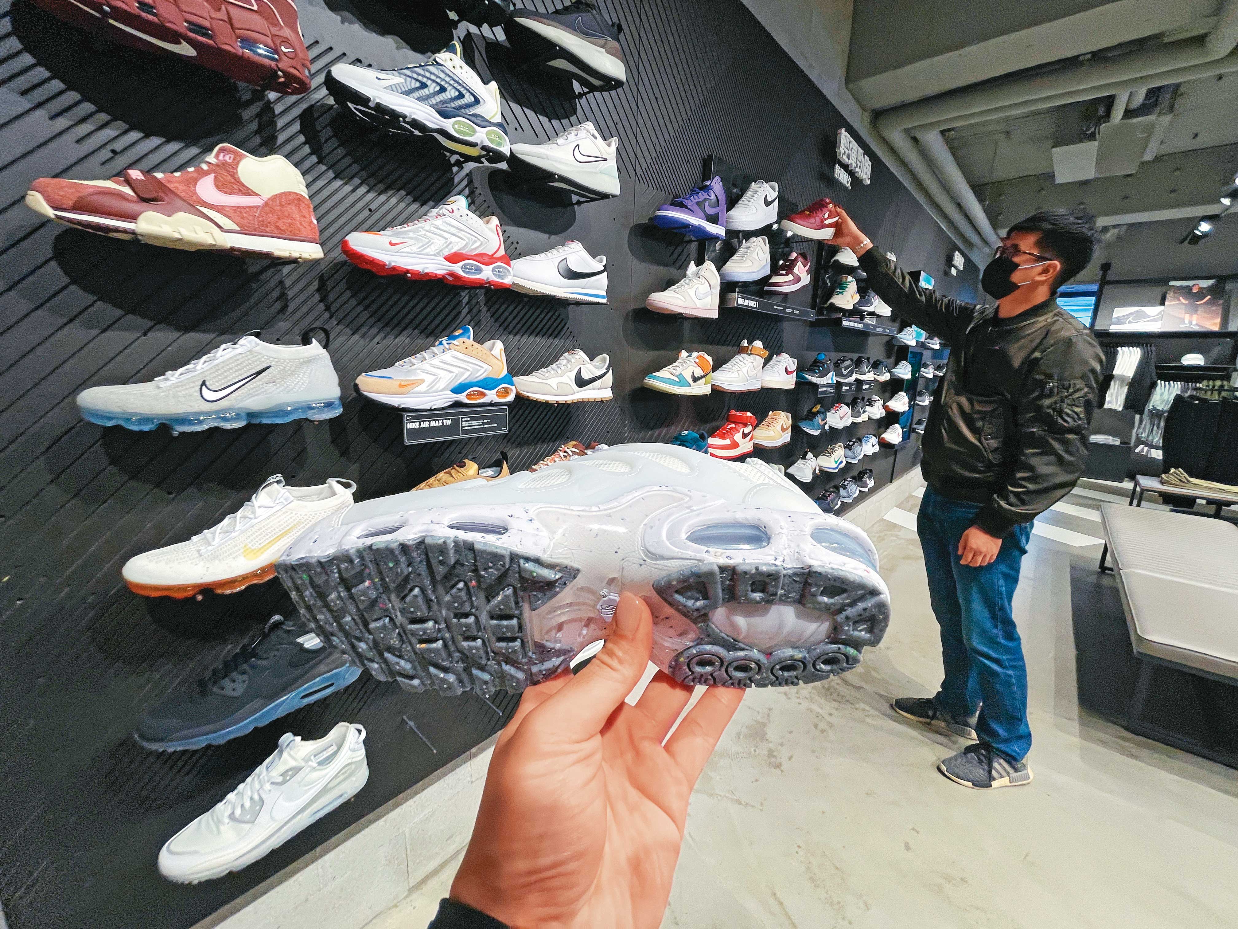 NIKE用回收料做的鞋子雖比一般材料做的鞋子貴3成，但並未阻止公司持續推出相關環保產品的決心。