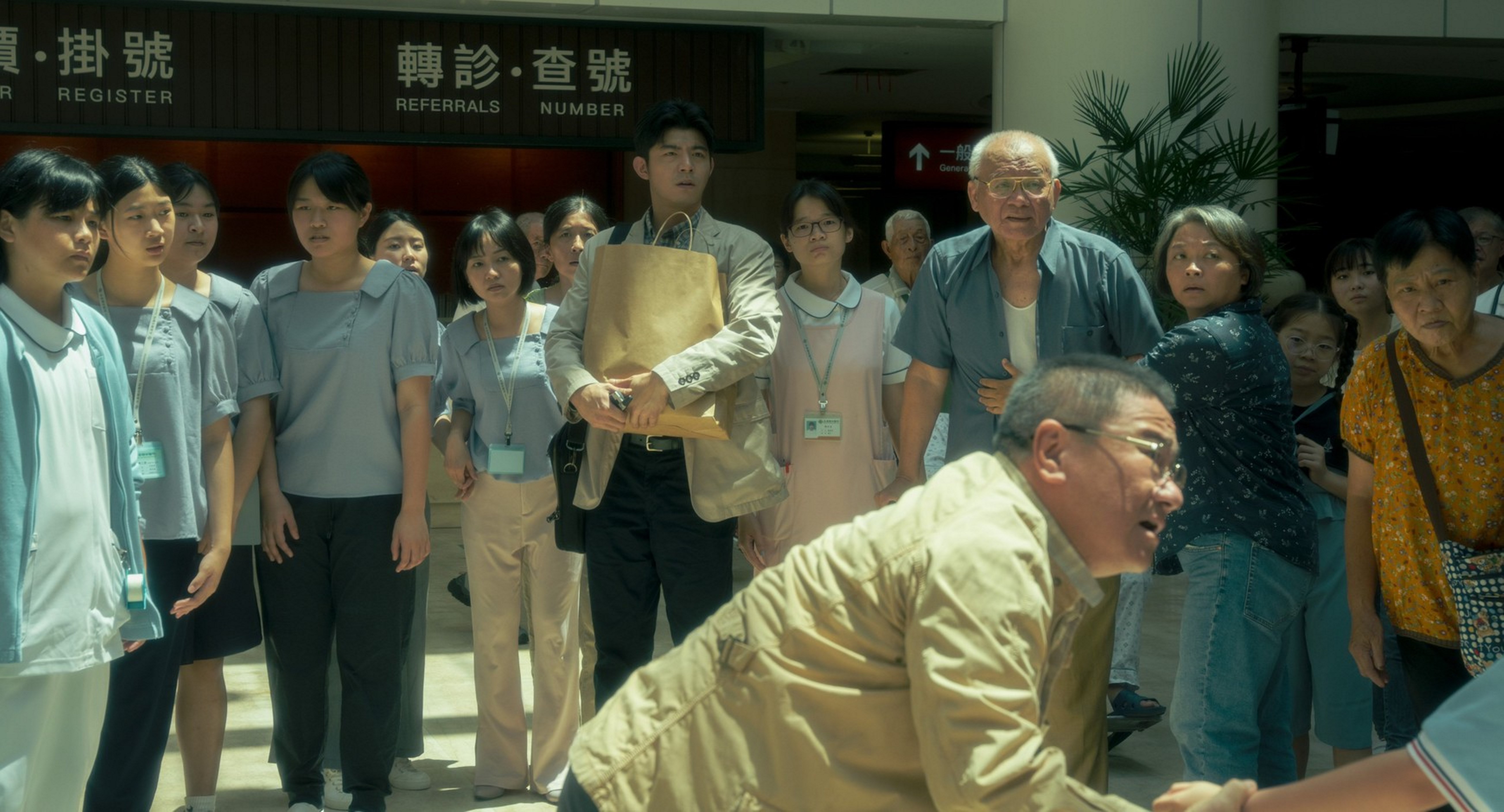 王柏傑從一位草草收工趕下班的醫師，封院後歷經人性的拉扯，展現了醫護人員的大愛。（CATCHPLAY提供）