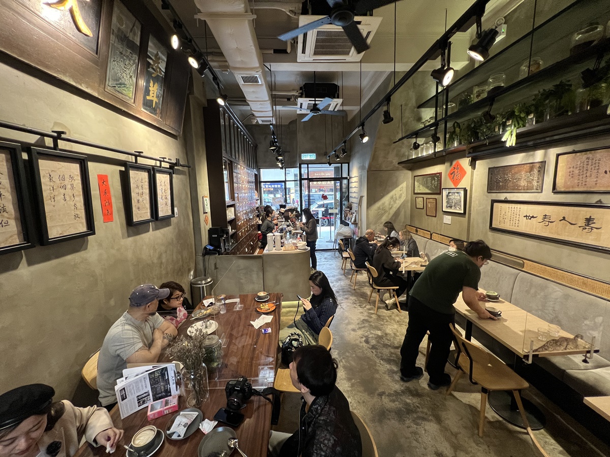 「大和堂」前身為「大和堂蔘茸藥行」，於1932年創立，傳承三代中醫世家，後轉型為中藥行，如今則是時髦的老宅咖啡館。