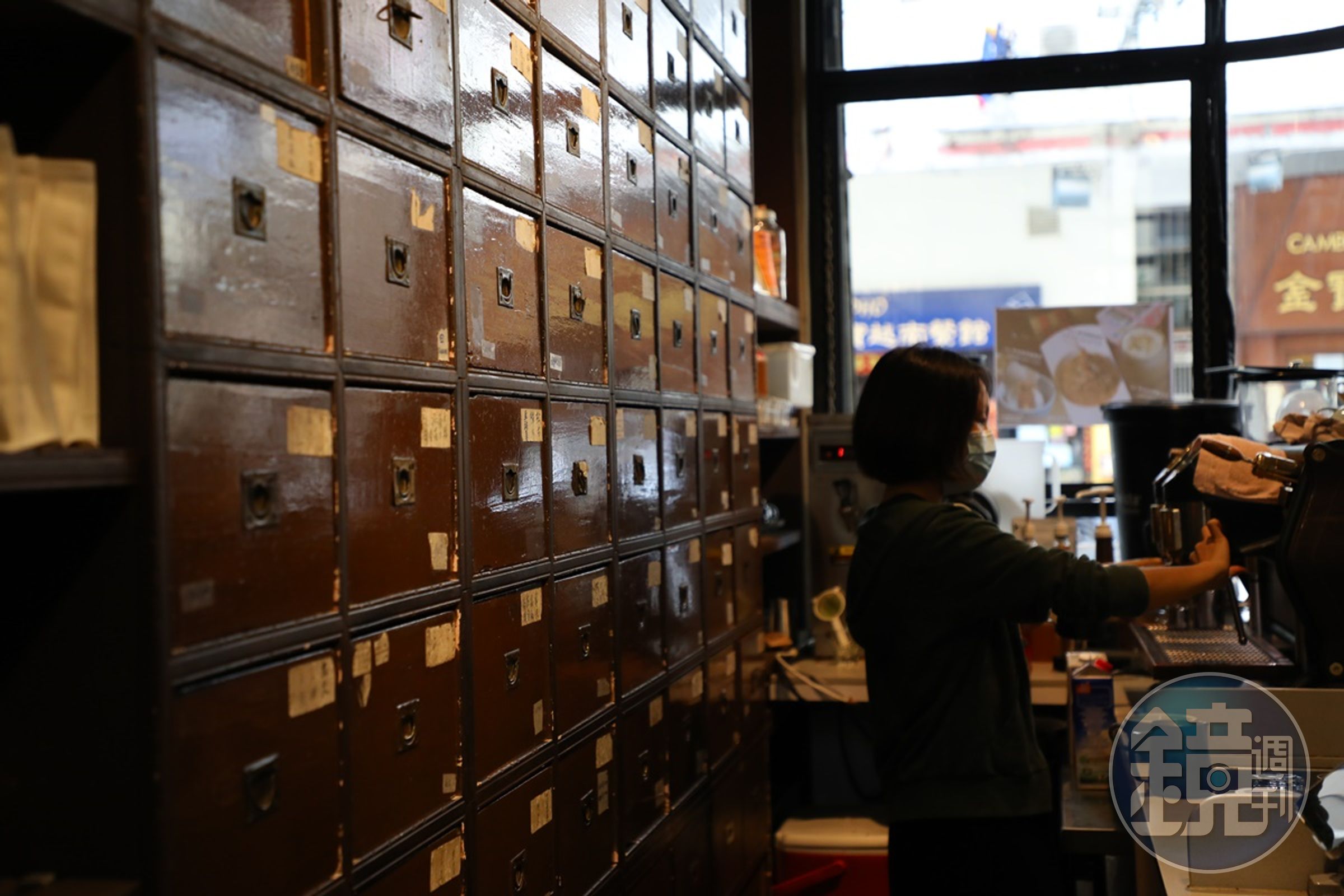 老藥行轉型成復古咖啡廳，保留了店內100年歷史的百子櫃、鐵閘、磨藥碗及牌匾等老物。
