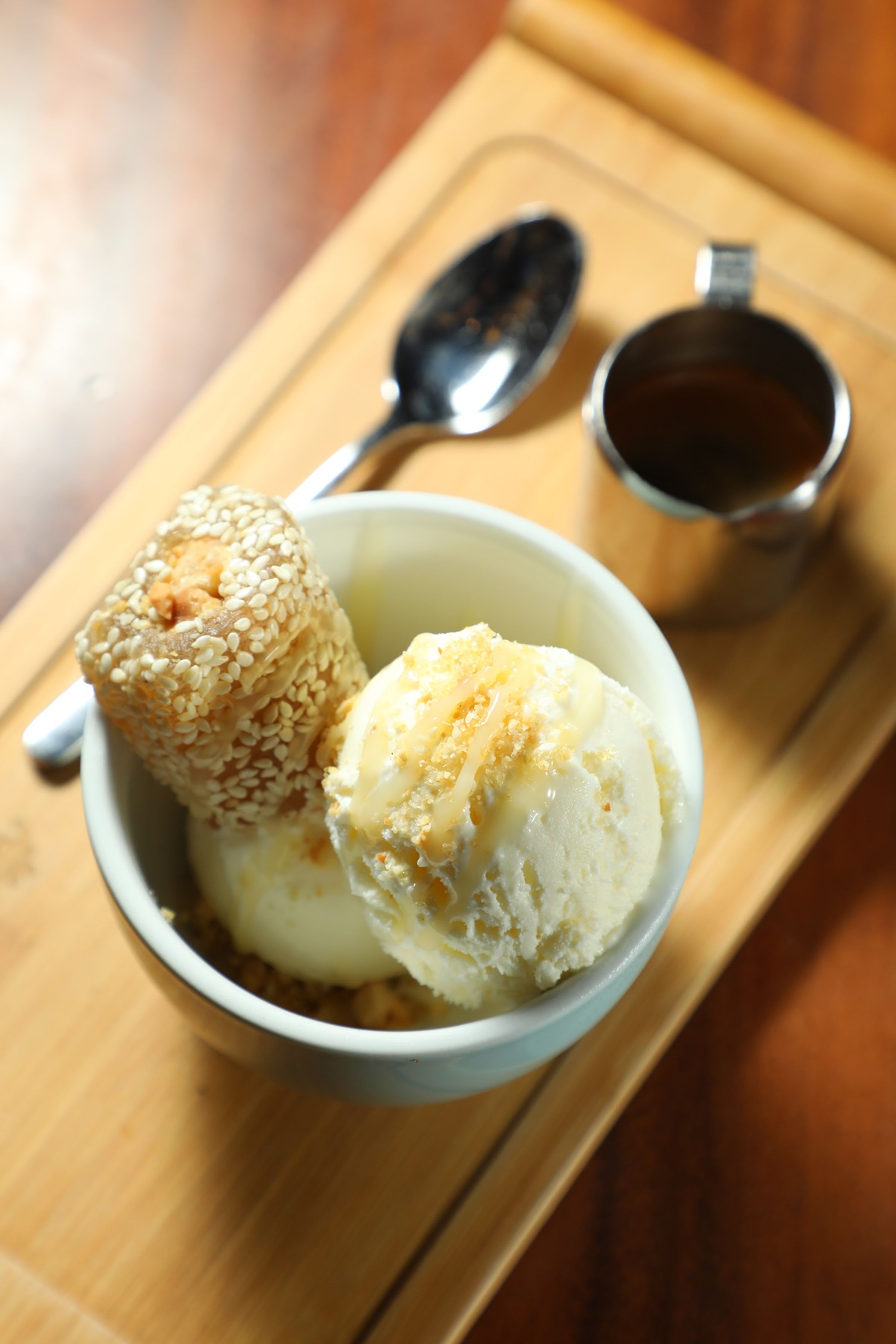 「貴嶼仔和記隆鴨頸糖雪糕咖啡」是變奏版的「港式Affogato」，將熱咖啡注入冰淇淋中，再吃一口鴨頸糖。（港幣68元／份，約 NT$267）