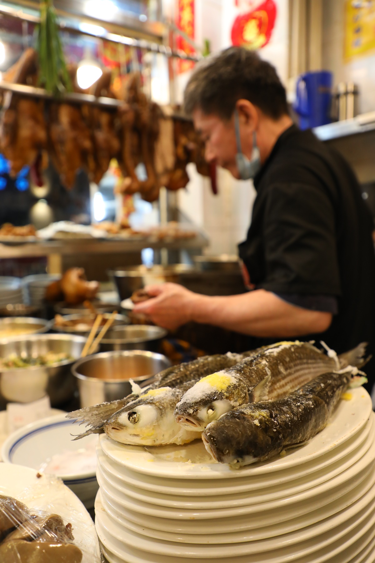 用餐時段人潮絡繹不絕，潮州打冷師傅埋頭切著滷水與各種食材，不曾停下。