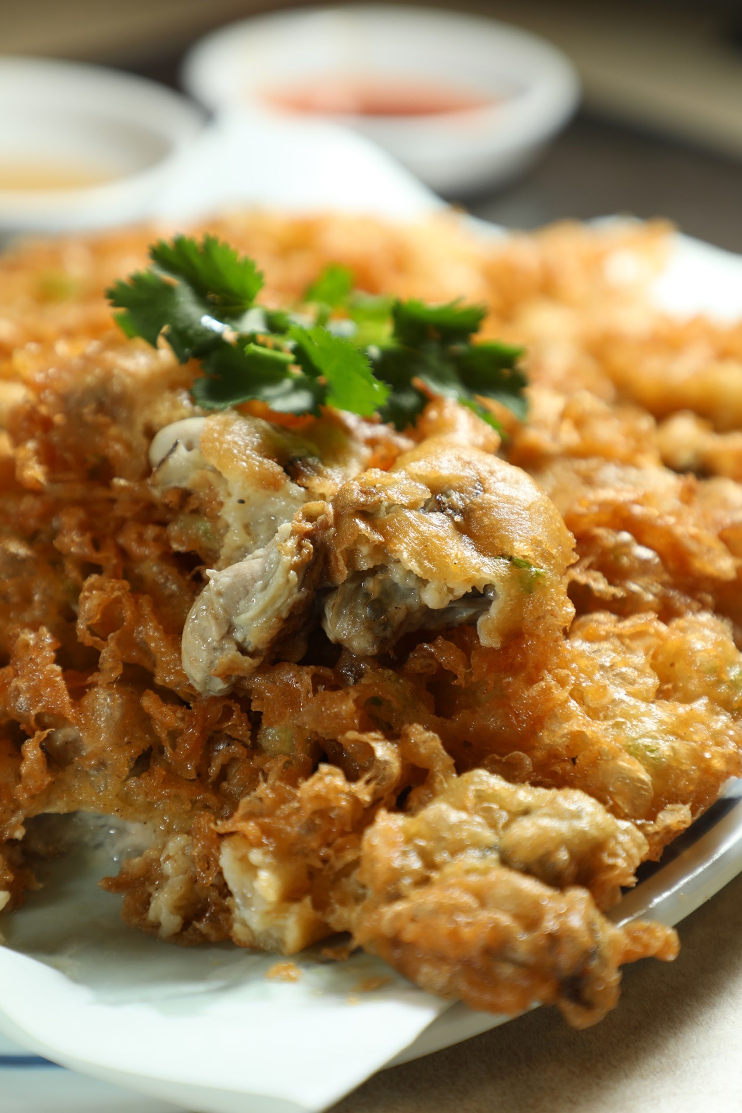 「潮州蠔餅」將牡蠣裹上麵衣油炸,酥脆不油膩。(港幣85元/份,約 NT$333)