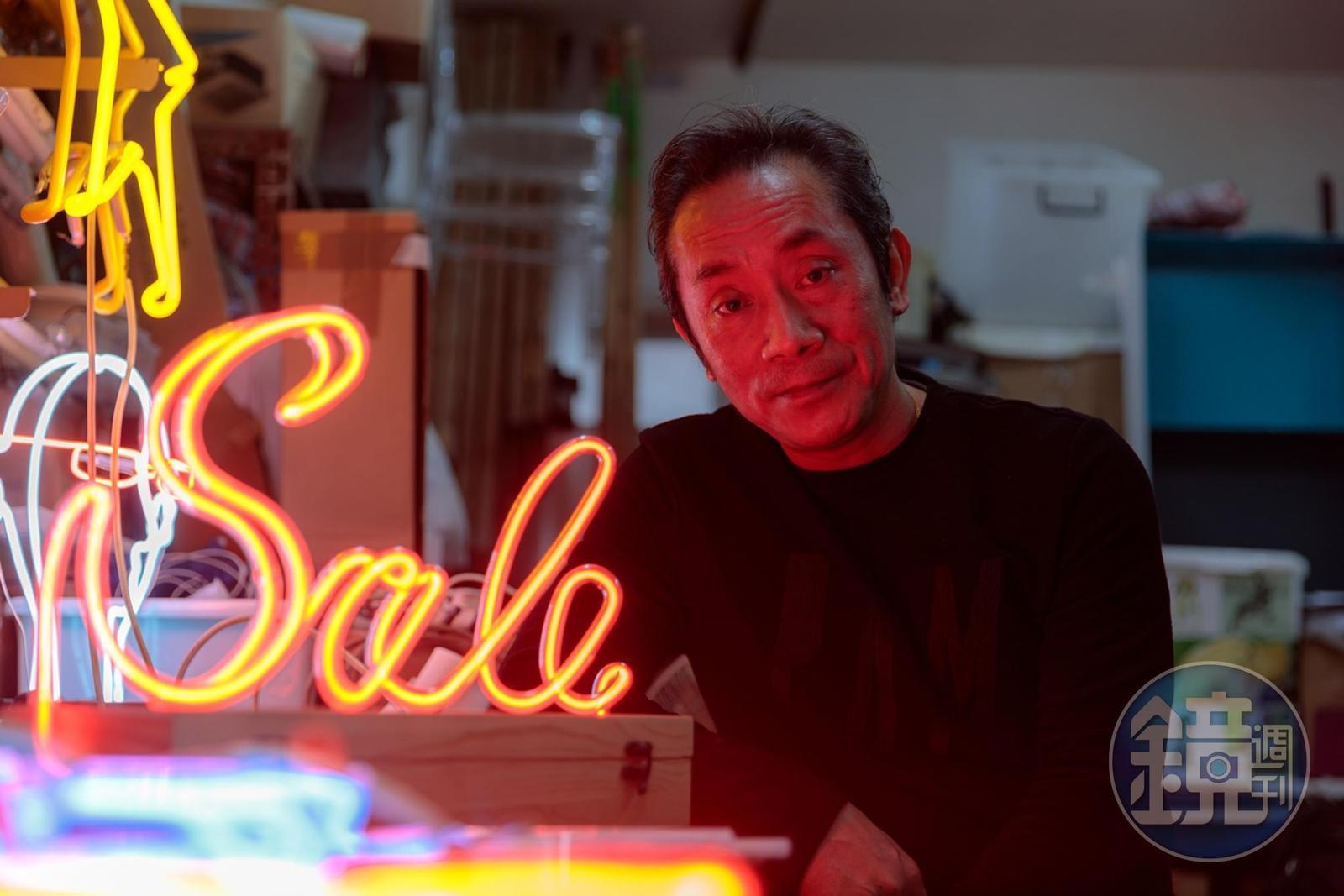 胡智楷師傅製作霓虹燈已超過35年,以職人精神堅守著本土工藝。