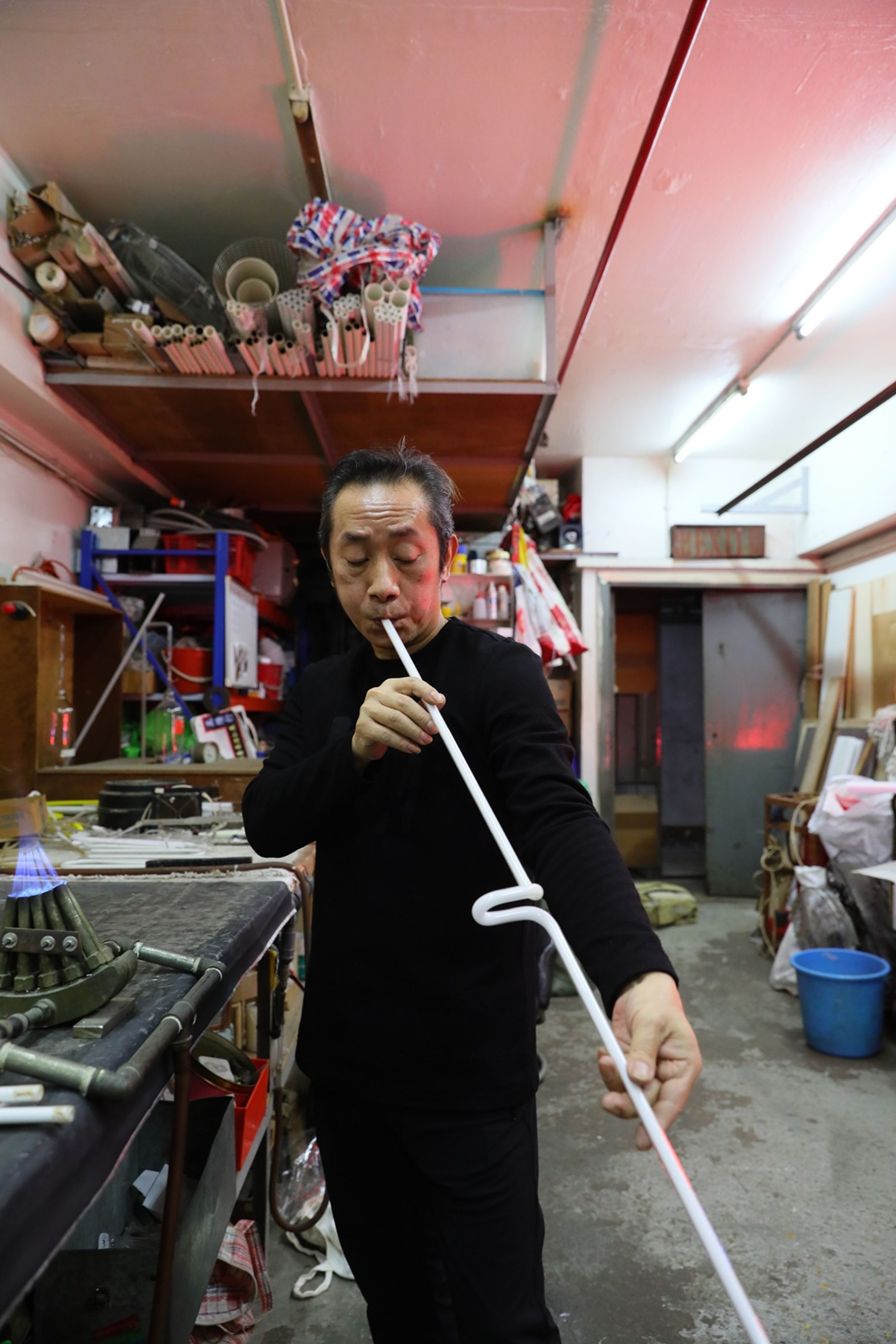 吹玻璃是早期製作霓虹燈重要的步驟之一,「口吹燈管」已是幾近失傳的技藝。