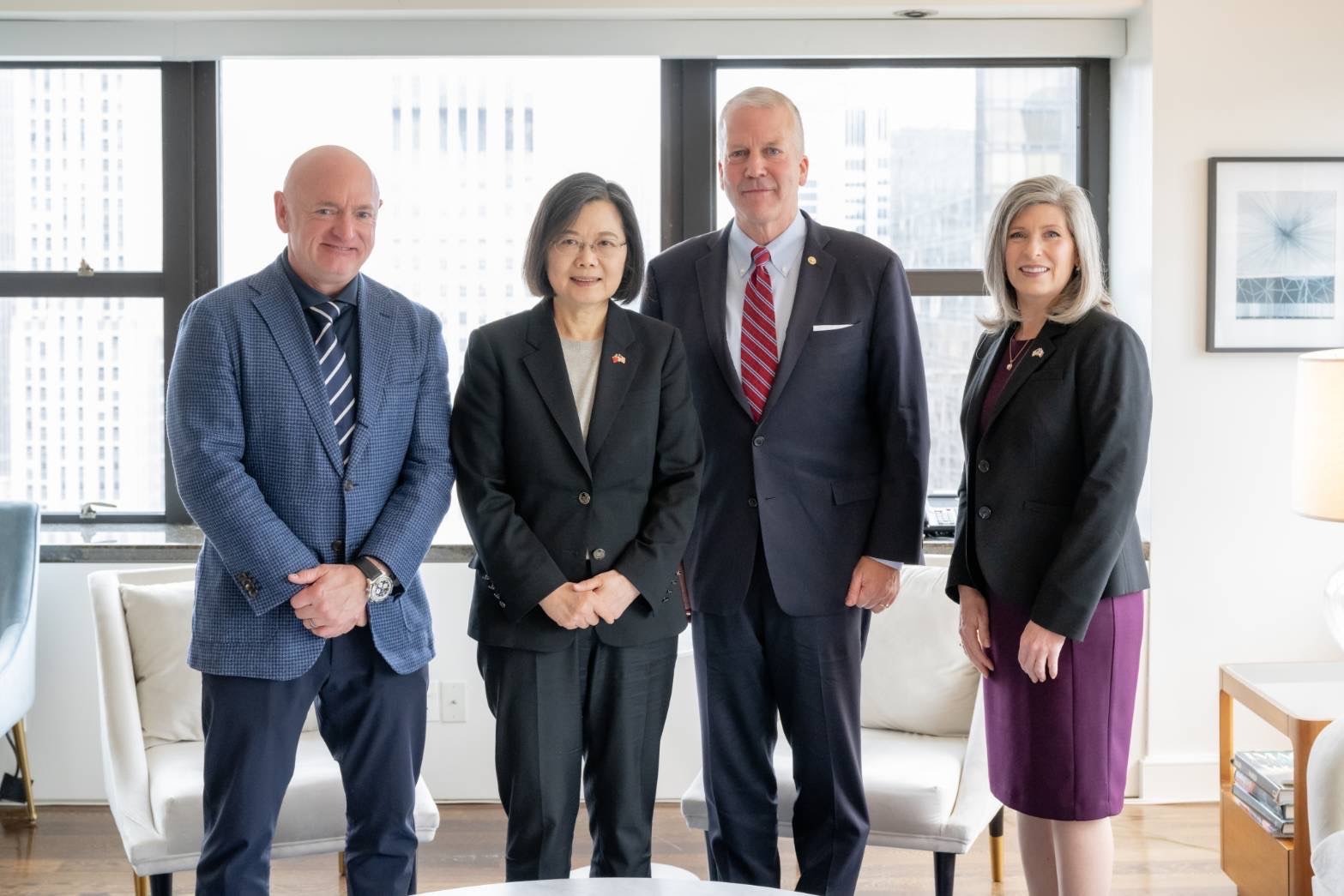 總統蔡英文日前過境紐約期間，與美參議院軍事委員會成員恩斯特（右起）、蘇利文、凱力會晤。（翻攝自Mark Kelly臉書）