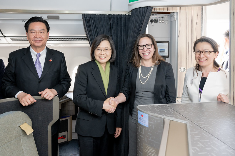 蕭美琴(右1)在本次蔡總統出訪過境美國期間扮演重要角色。(總統府提供)