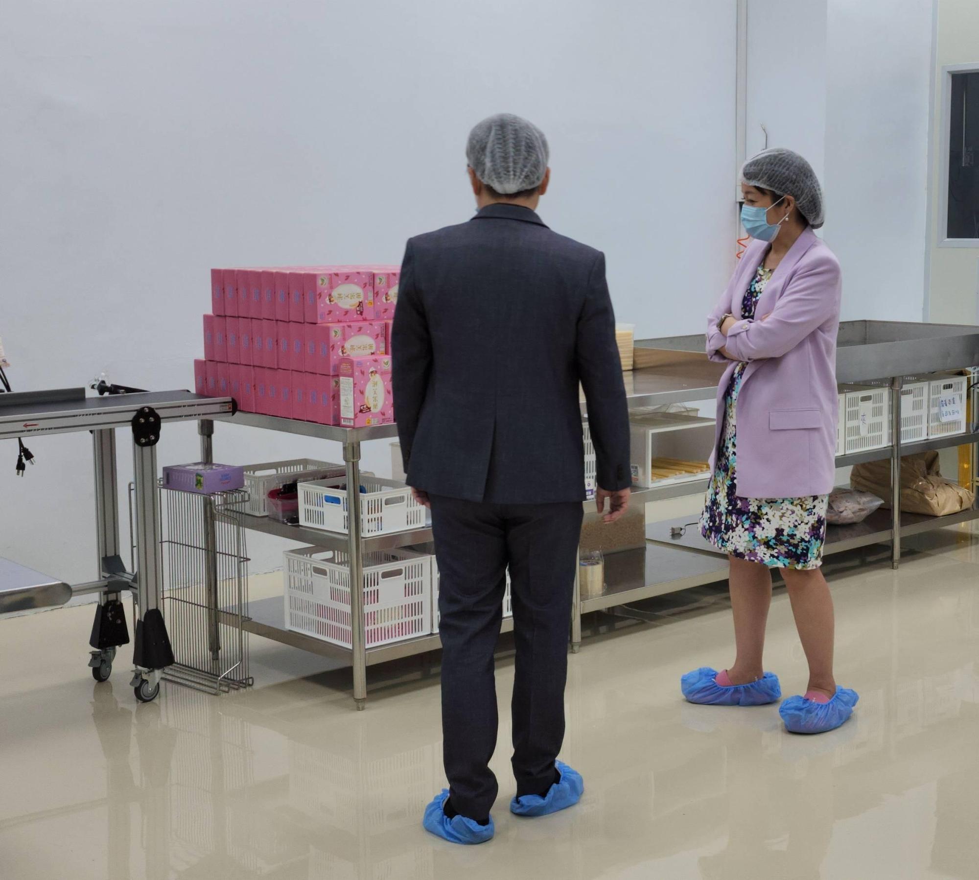 陳伶俐參觀有機食品製造流程。(牧菓國際提供)