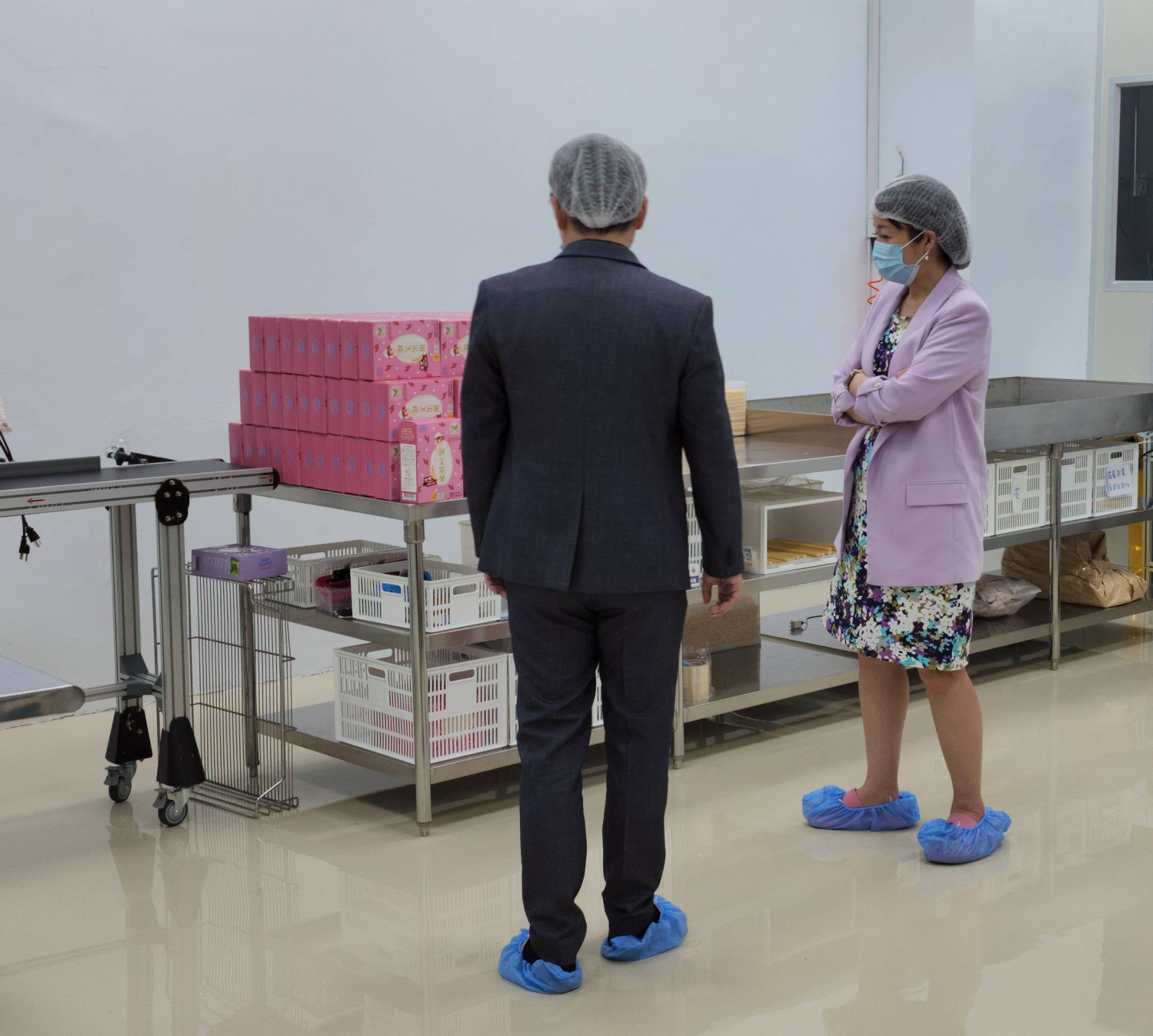 陳伶俐參觀有機食品製造流程。（牧菓國際提供）