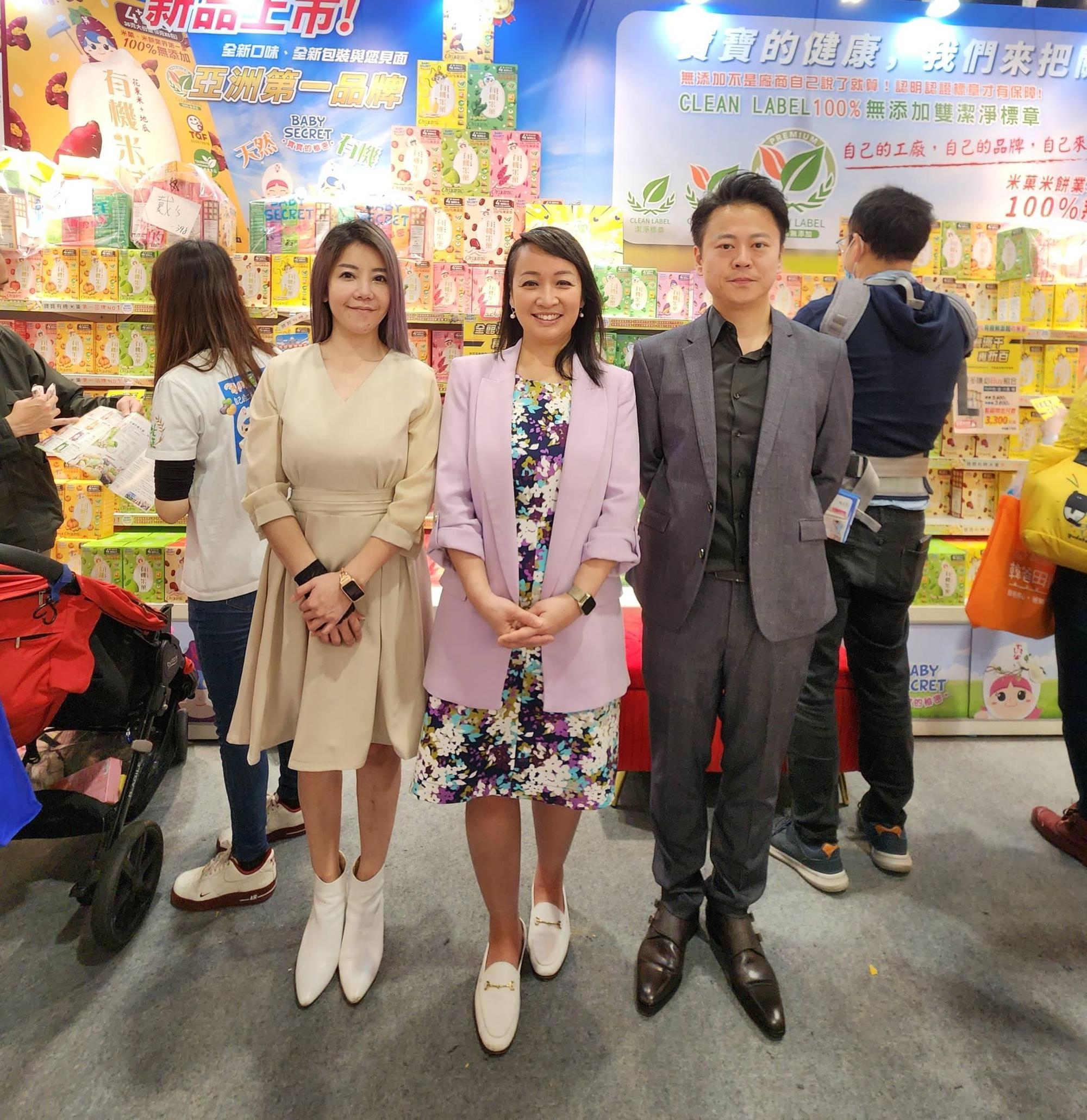 陳伶俐參觀台北婦幼展,與牧菓國際創辦人黃士旗(右)、李星嬡(左)交流。(牧菓國際提供)