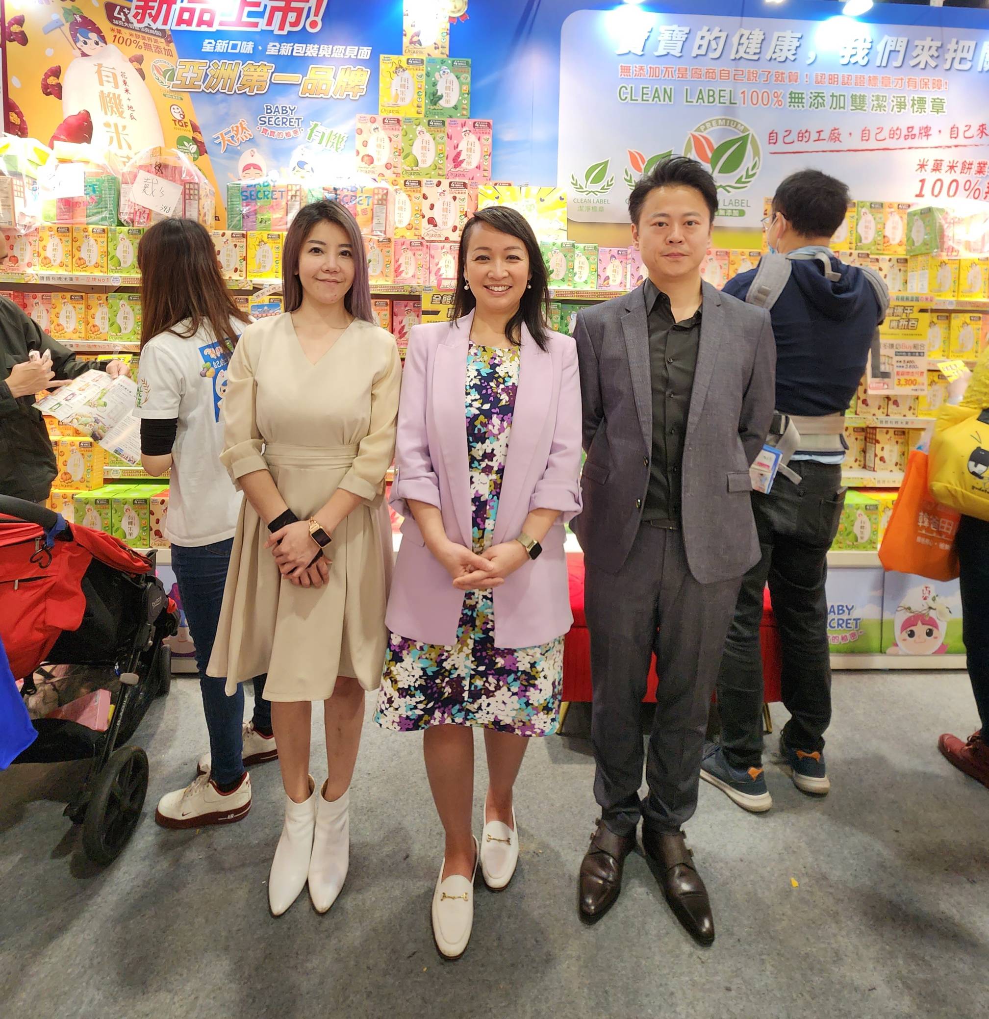 陳伶俐參觀台北婦幼展，與牧菓國際創辦人黃士旗（右）、李星嬡（左）交流。（牧菓國際提供）