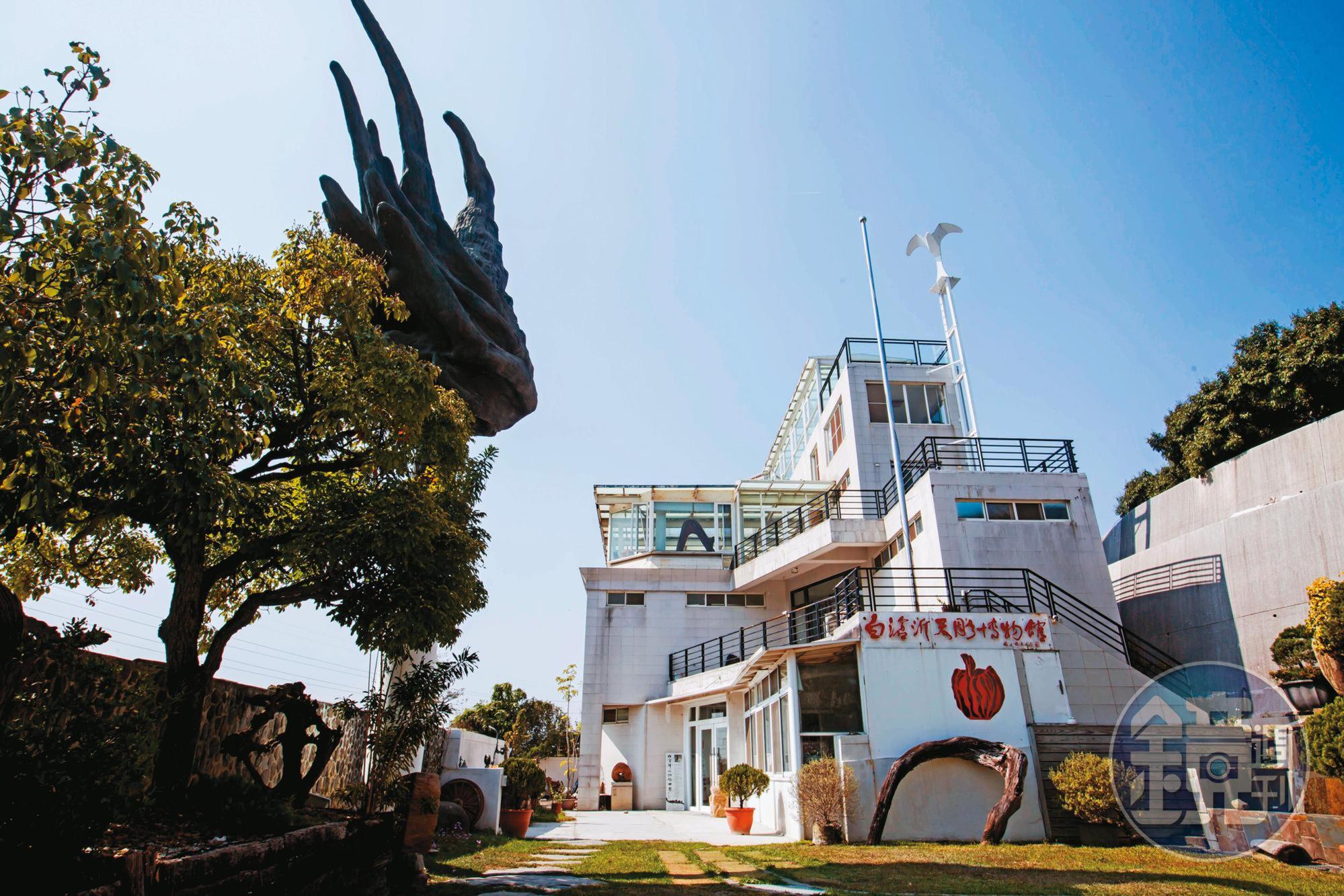 白滄沂在家鄉南投九九峰下，自己花7千多萬元蓋天雕博物館，館內擺放他的精心收藏及創造的藝術品，供人免費參觀。
