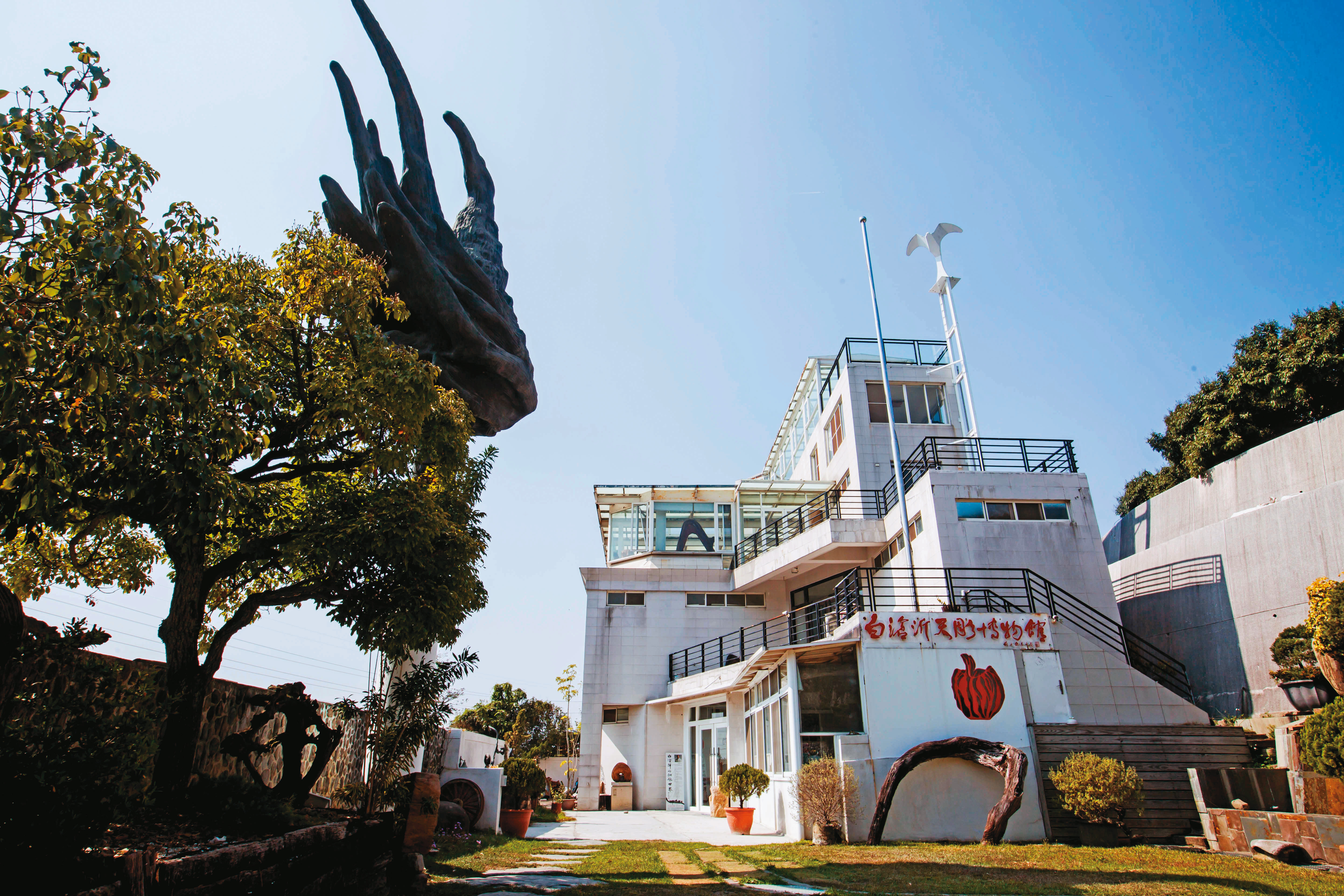 白滄沂在家鄉南投九九峰下，自己花7千多萬元蓋天雕博物館，館內擺放他的精心收藏及創造的藝術品，供人免費參觀。