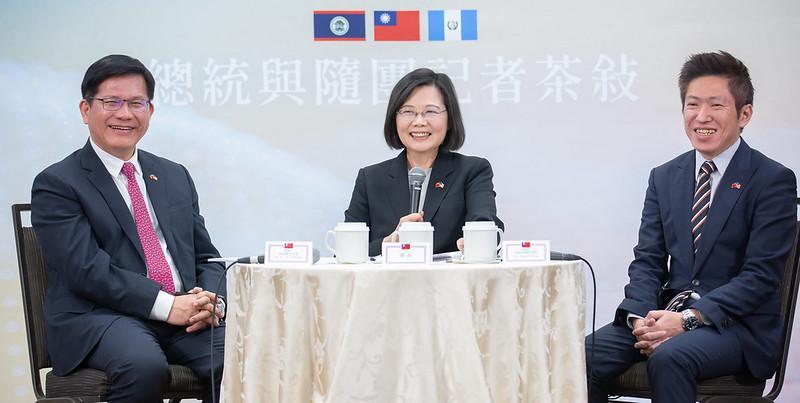 總統蔡英文(中)在結束訪問行程後,與隨團記者進行茶敘。(總統府提供)