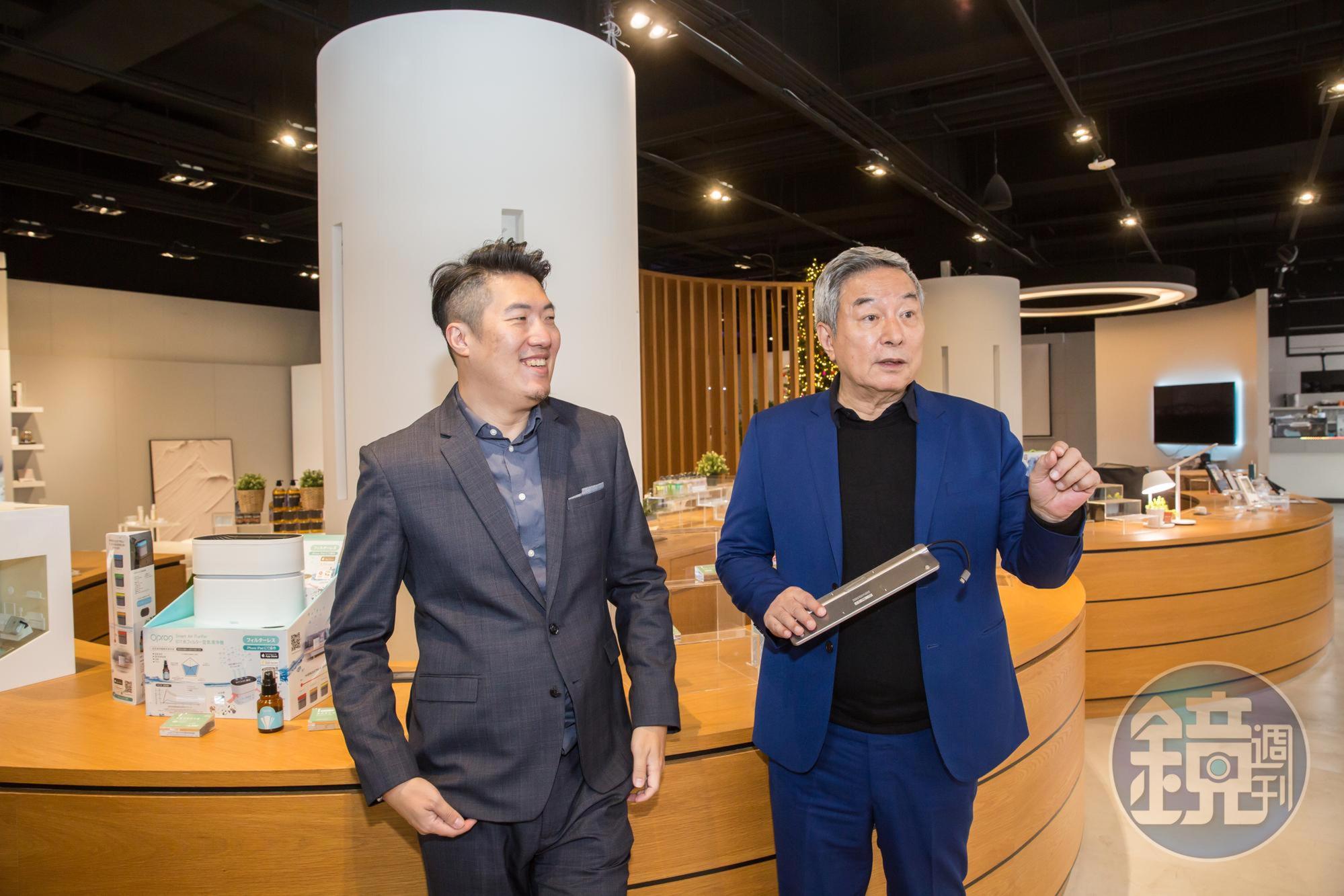 楊超群(右)與兒子楊奕康(左)著重發展自有品牌O’pro9,楊超群手上的多功能轉接器也是連接器的應用,可連接筆電、手機、平板和電視螢幕。