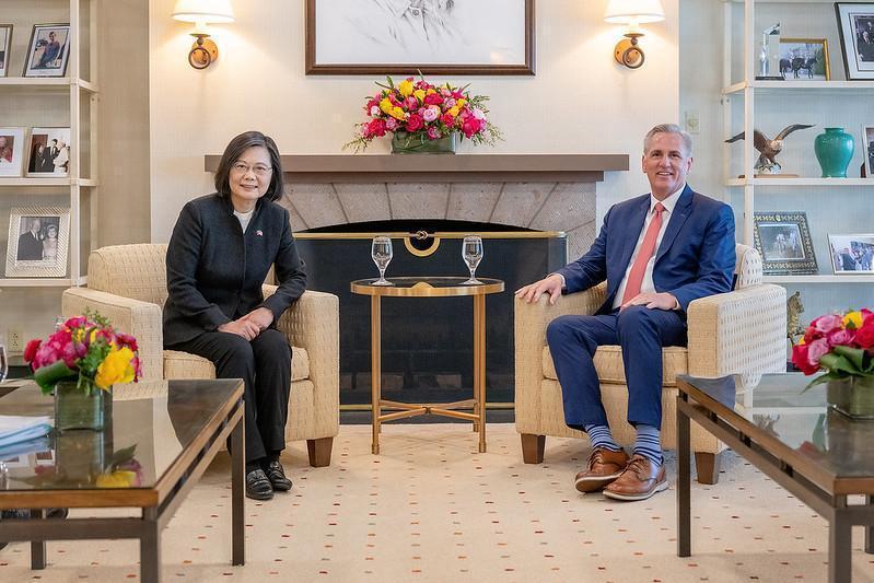 總統蔡英文與美國眾議院議長麥卡錫（Kevin McCarthy）等跨黨派議員於雷根圖書館會面。（總統府提供）