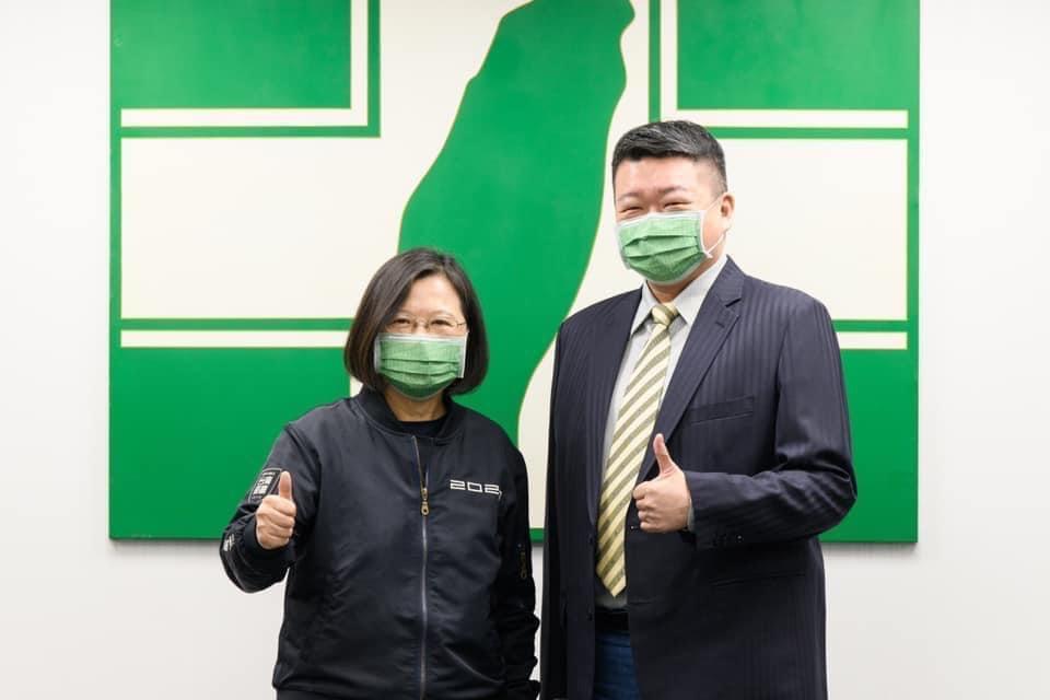 蔡英文（左）總統訪美，民進黨新北市第1選區立委參選人何博文（右）痛批國民黨「滅台灣威風」。（何博文服務處提供）