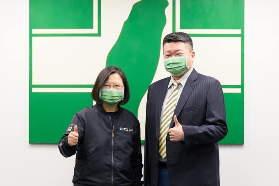 蔡英文（左）總統訪美，民進黨新北市第1選區立委參選人何博文（右）痛批國民黨「滅台灣威風」。（何博文服務處提供）