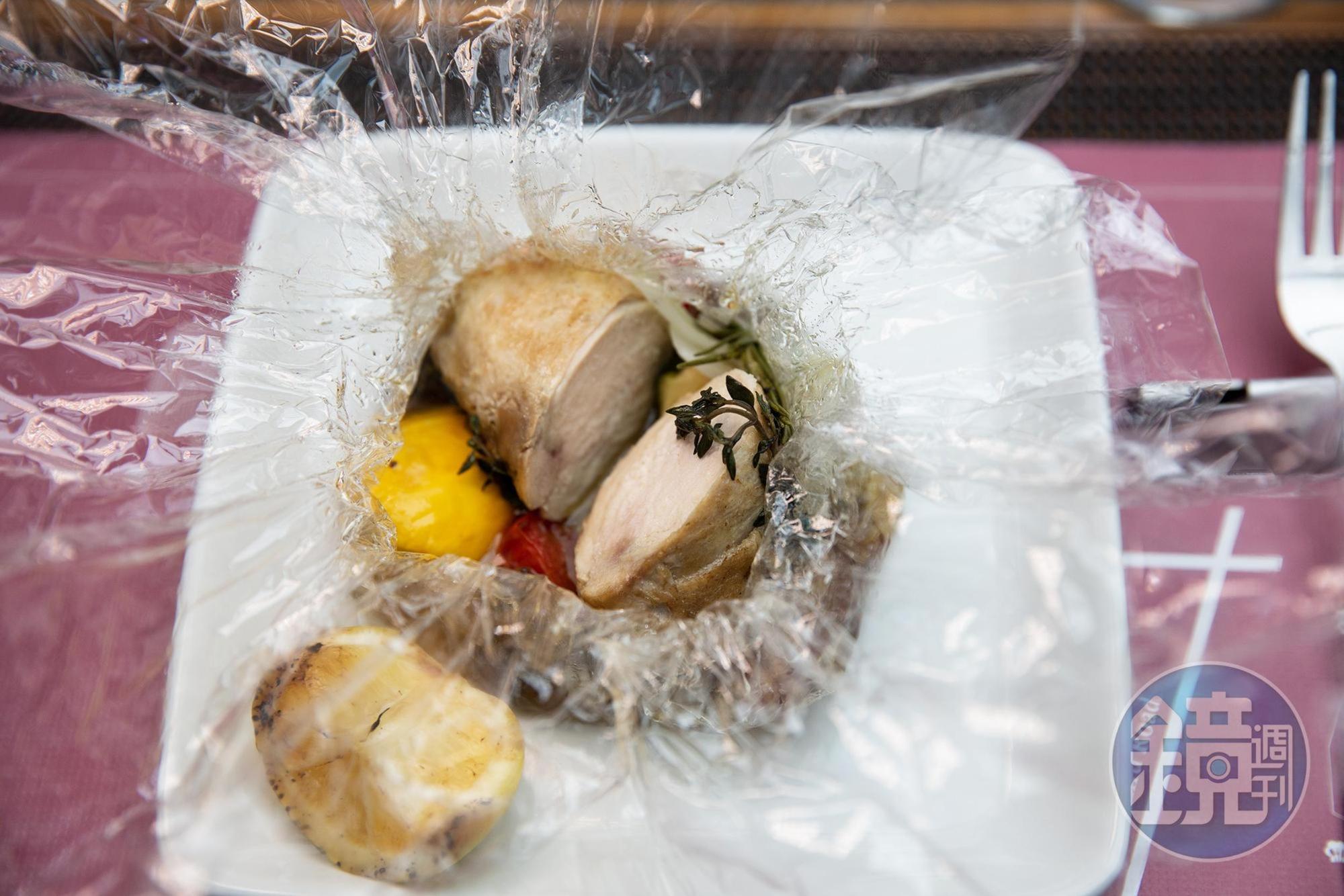 主菜上桌後,鼓勵客人以「拆禮物」方式感受紙包雞料理的撲鼻香氣。