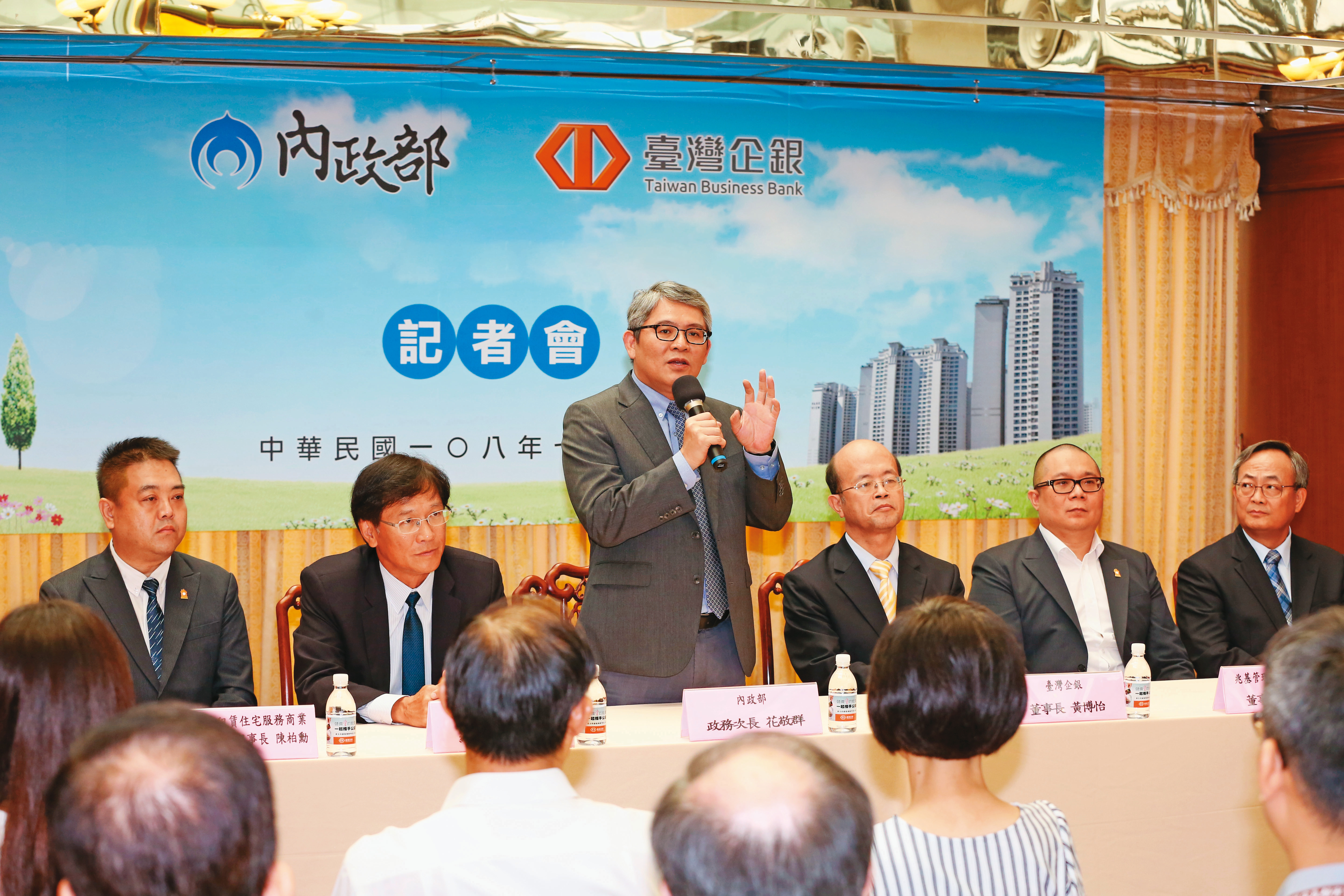 內政部次長花敬群（立者）直言，履保的「同業連帶擔保」沒有實質效益。