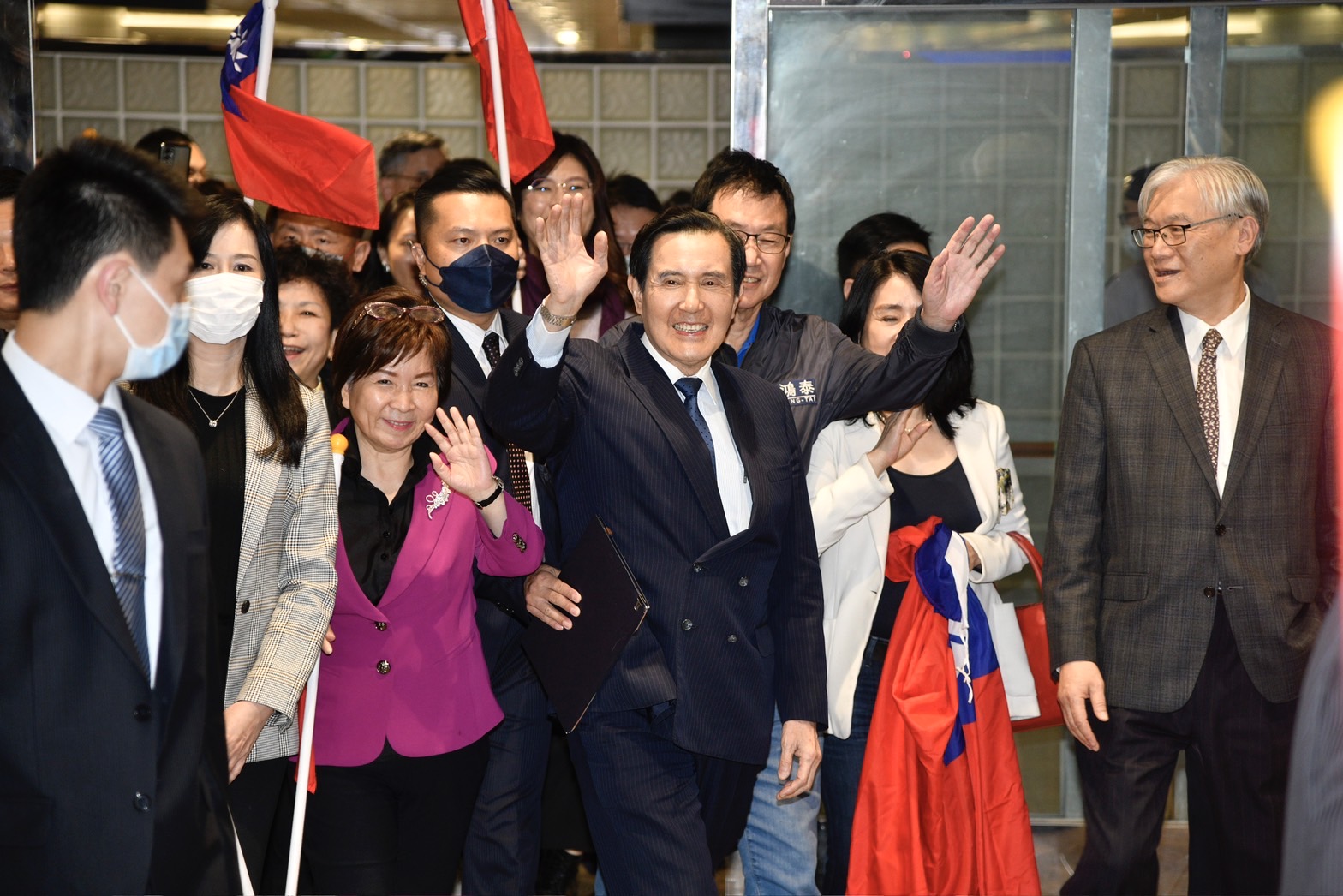 馬英九結束「赴中國祭祖行程」，返台高喊：九二共識又活過來了！