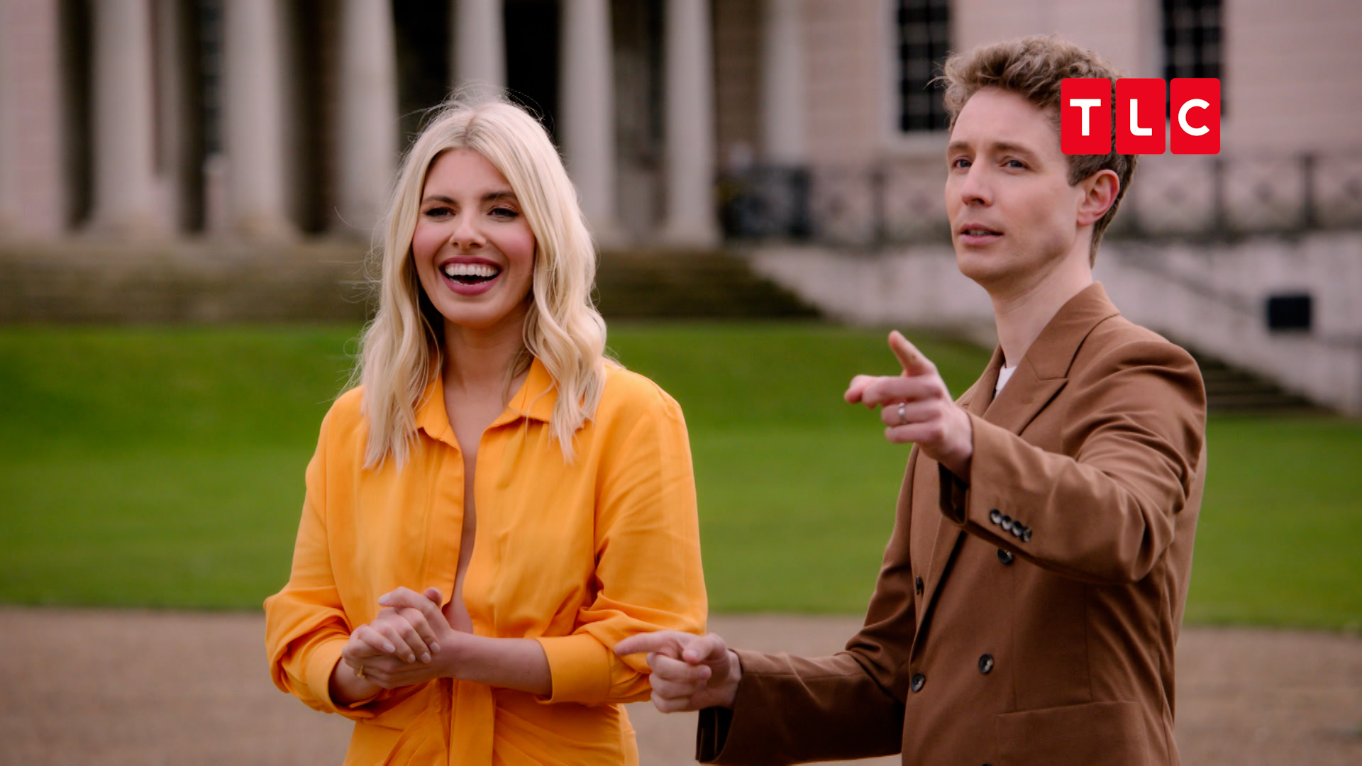 《美女與宅男英國篇》的主持人莫利金（左）與麥特艾德蒙森（右）真的就是美女跟宅男的搭檔。（TLC旅遊生活頻道提供）