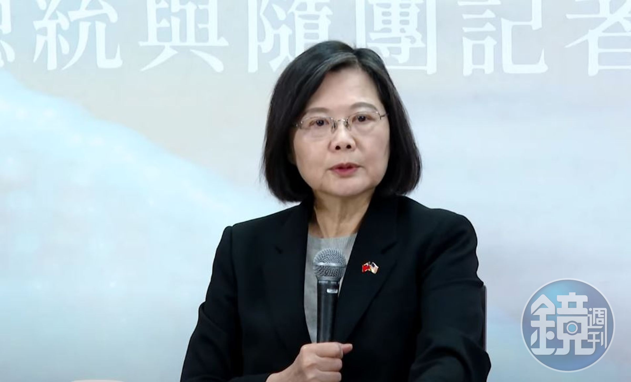 總統蔡英文在洛杉磯與台灣隨團媒體茶敘。（翻攝鏡新聞畫面）