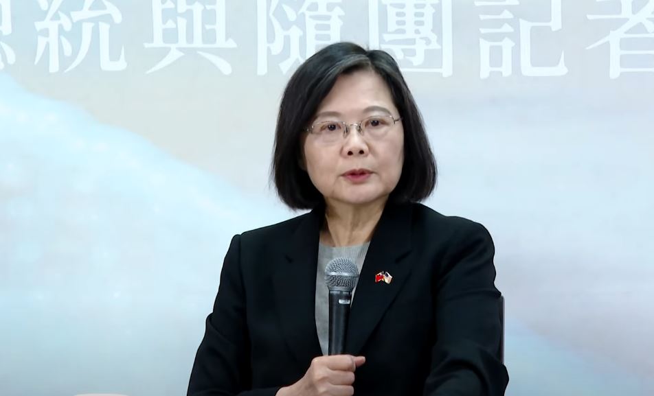 總統蔡英文在洛杉磯與台灣隨團媒體茶敘。（翻攝鏡新聞畫面）