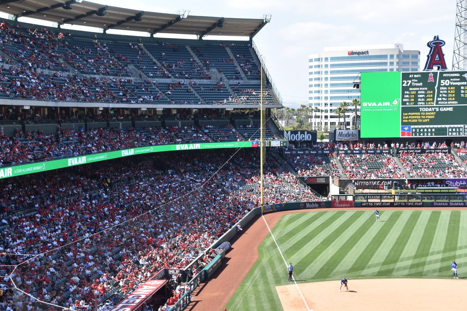 長榮航空與合作長達6年的美國職棒(MLB)洛杉磯天使隊，共同推出「全壘打慈善贊助」活動