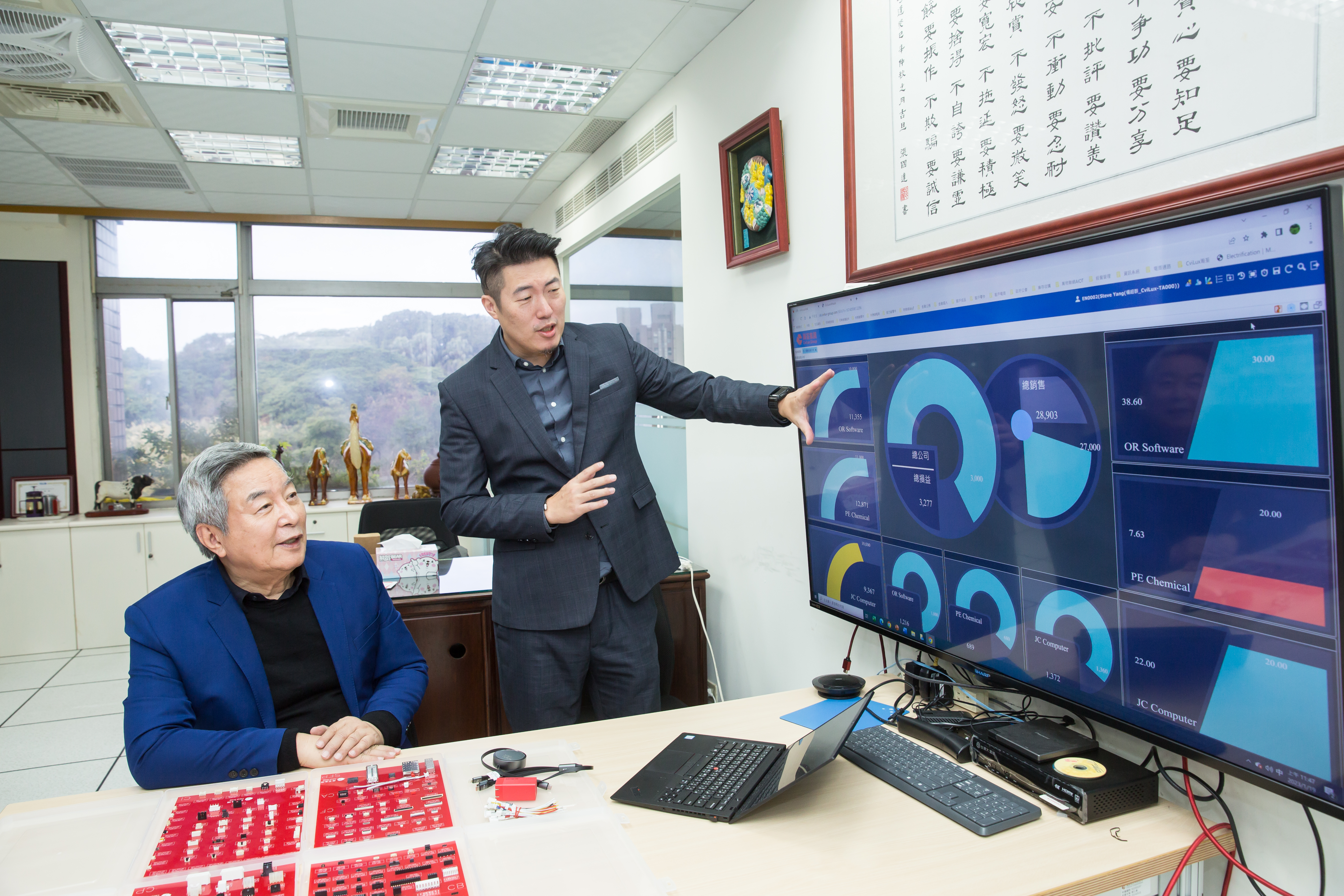 執行長楊奕康（右）平常管理大陸廠，難得因尾牙回台，忙著與父親楊超群（左）討論公司營收與銷量。