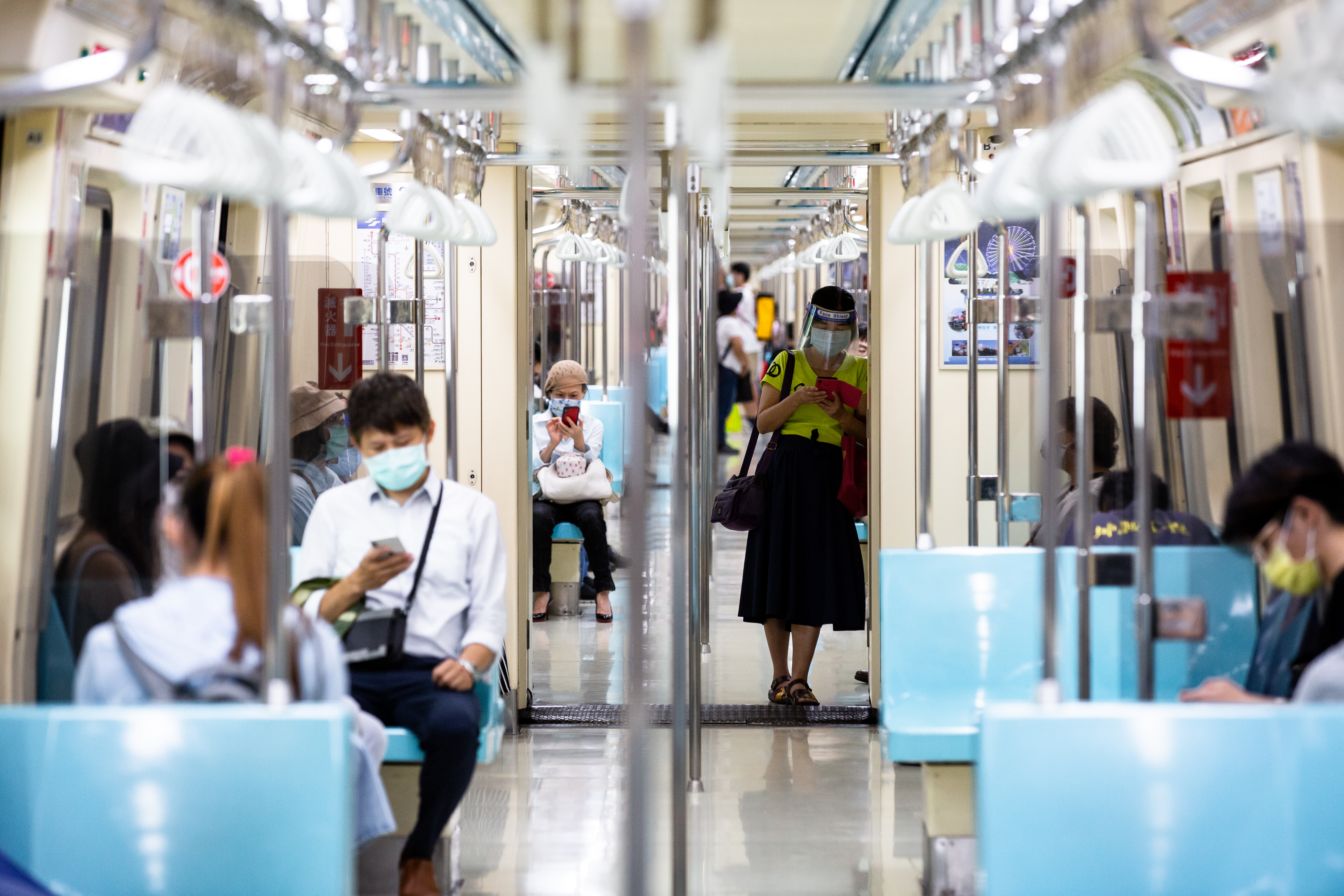 搭乘公共運輸交通工具原本須全程戴口罩,4月17日起政策鬆綁,將改為建議佩戴。(本刊資料照)
