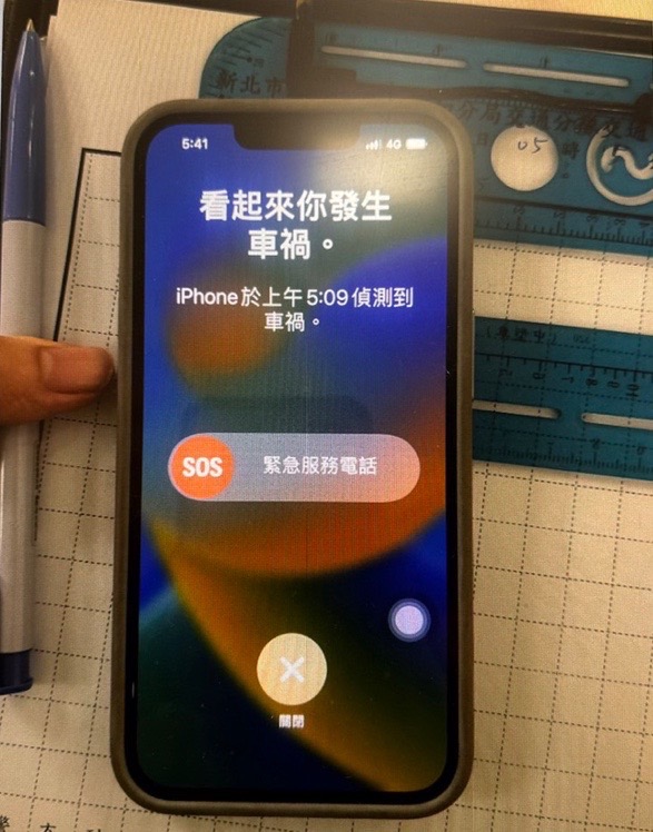 鄭男的iPhone偵測到他發生車禍,主動撥打119電話求助。(翻攝畫面)