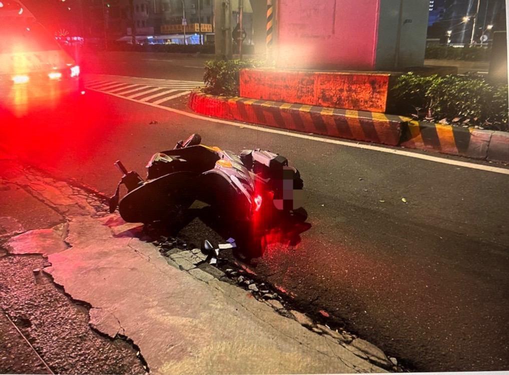 鄭男騎車行經新北市中和區中正路時，因自撞分隔島倒地昏迷。（翻攝畫面）