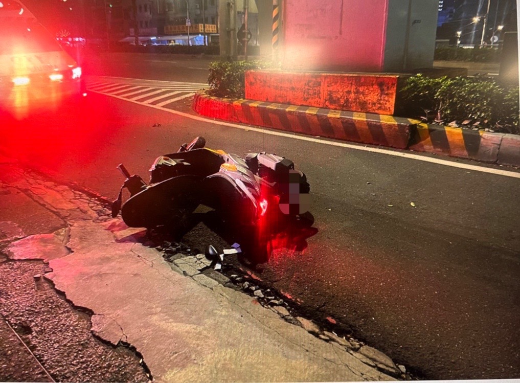 鄭男騎車行經新北市中和區中正路時，因自撞分隔島倒地昏迷。（翻攝畫面）